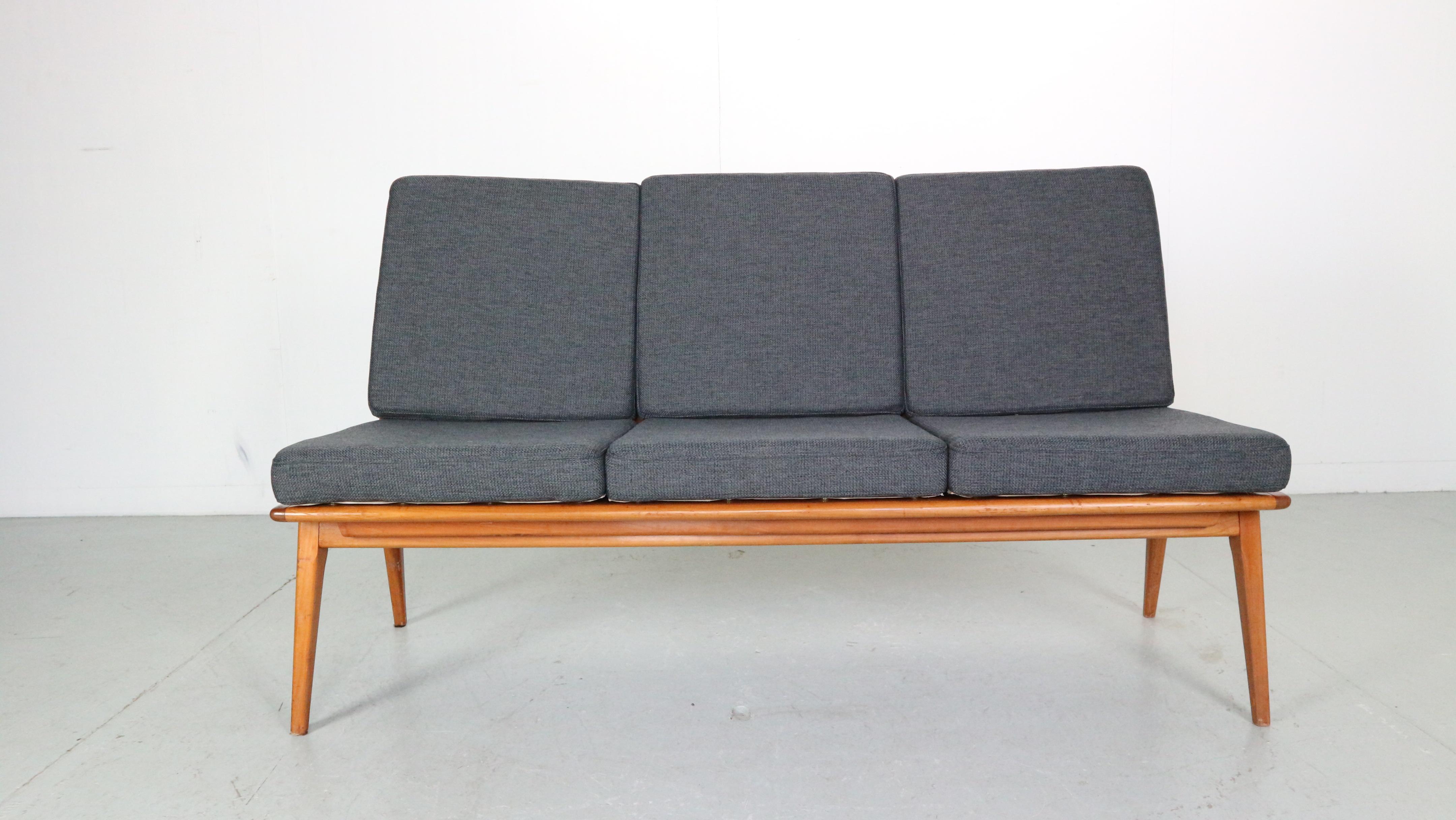 Dreisitziges Sofa im dänischen Stil, entworfen von Hans Mitzlaff für Eugene Scmidt Soloform in den 50er Jahren. Dieses bumerangförmige Modell erinnert an die beliebten Entwürfe von Alfred Christensen.

Das Sofa zeichnet sich durch ein stilvolles