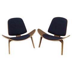 Paire de chaises coquillages à 3 pieds en contreplaqué cintré de style Hans Wegner, mi-siècle moderne