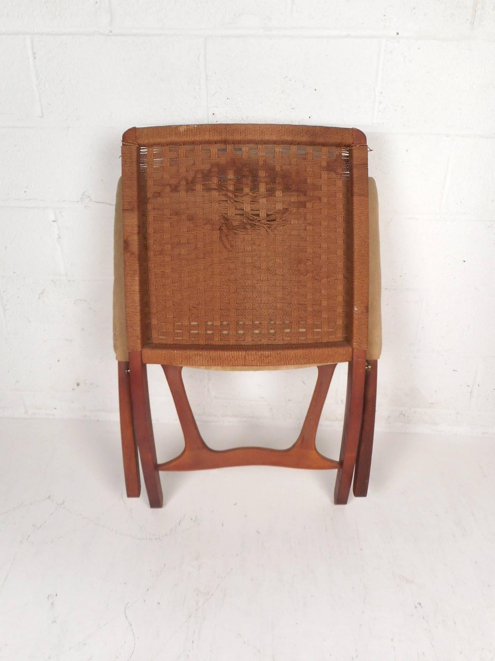 Mid-Century Modern Hans Wegner Style Folding Rope Chair In Good Condition In Brooklyn, NY