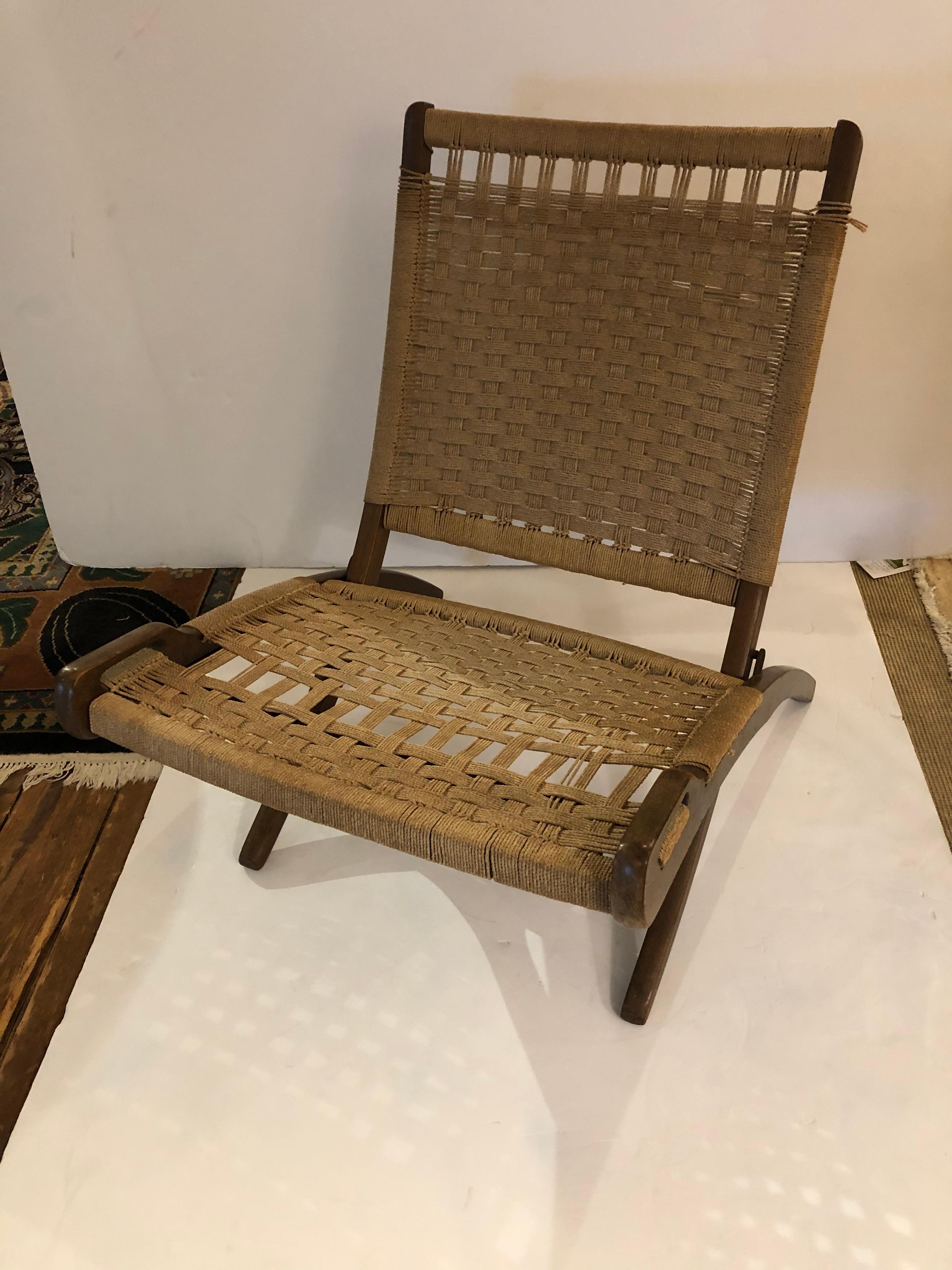 Fabulous folding armless lounge chair in oak and rope that looks like the JH512 midcentury chair by the famous Danish designer Hans Wegner. Marked Yugoslavia.