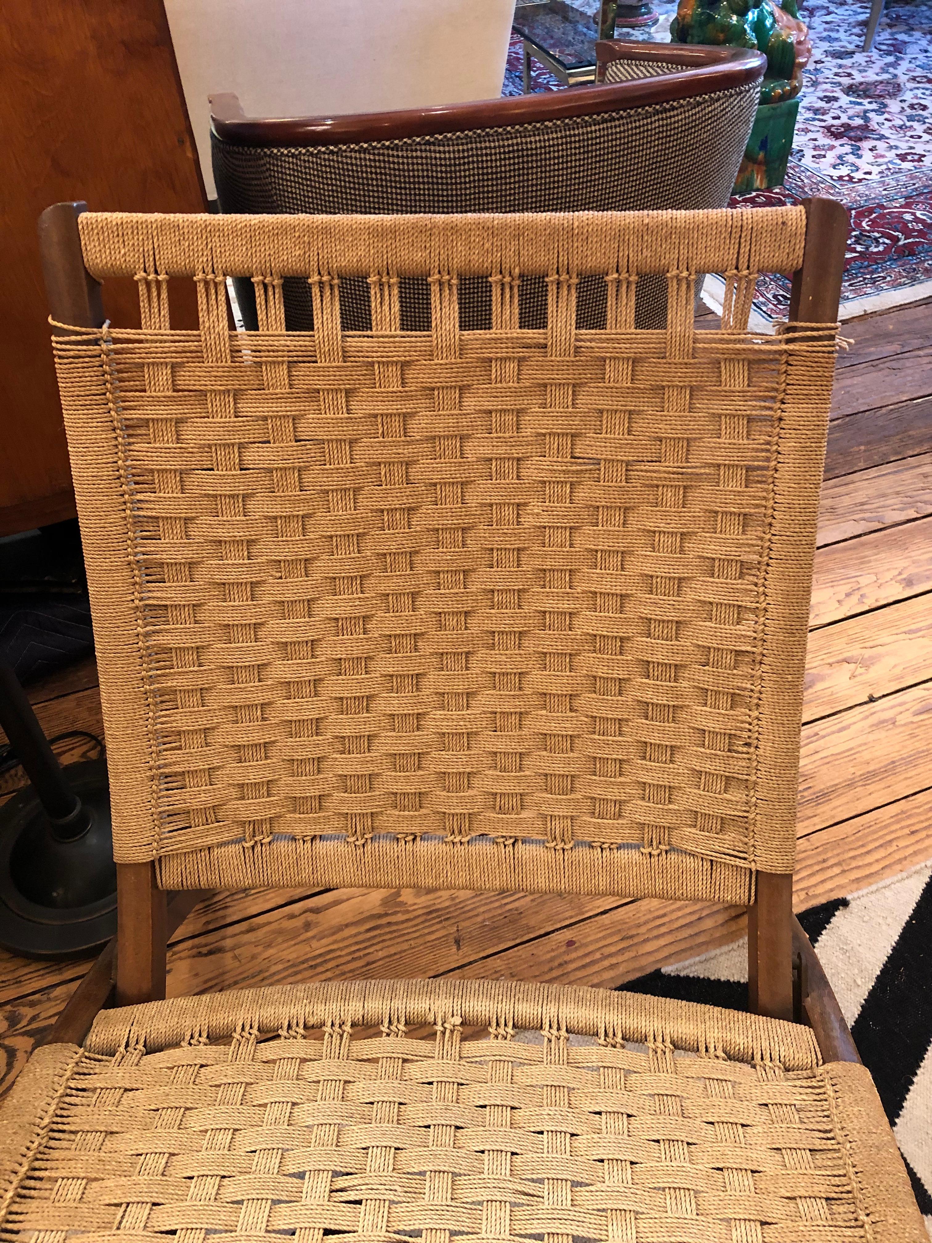 Mid-Century Modern Hans Wegner Style Oak and Rope Folding Lounge Chair In Good Condition In Hopewell, NJ