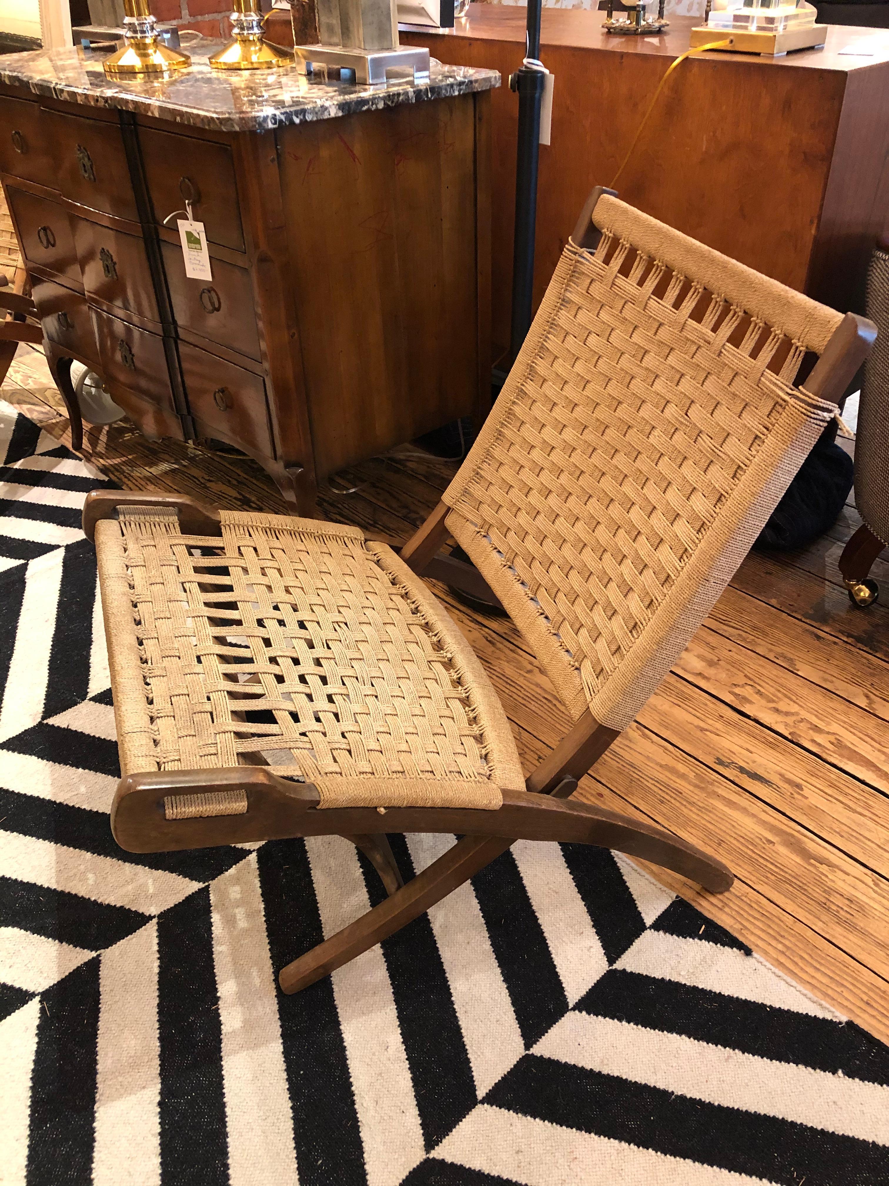 Late 20th Century Mid-Century Modern Hans Wegner Style Oak and Rope Folding Lounge Chair