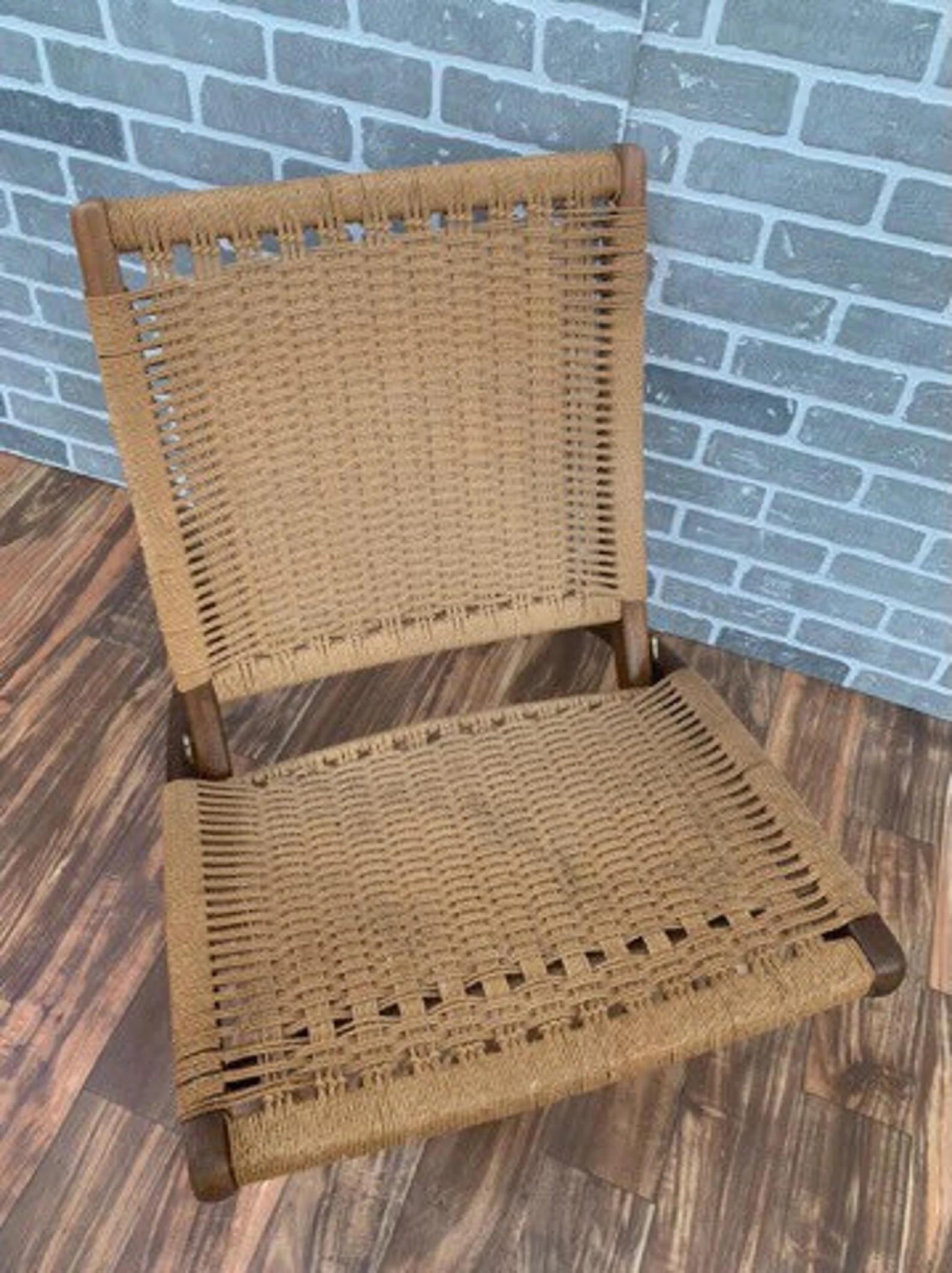 Mid-Century Modern Hans Wegner Stil Nussbaum gerahmter klappbarer Loungesessel (Moderne der Mitte des Jahrhunderts) im Angebot