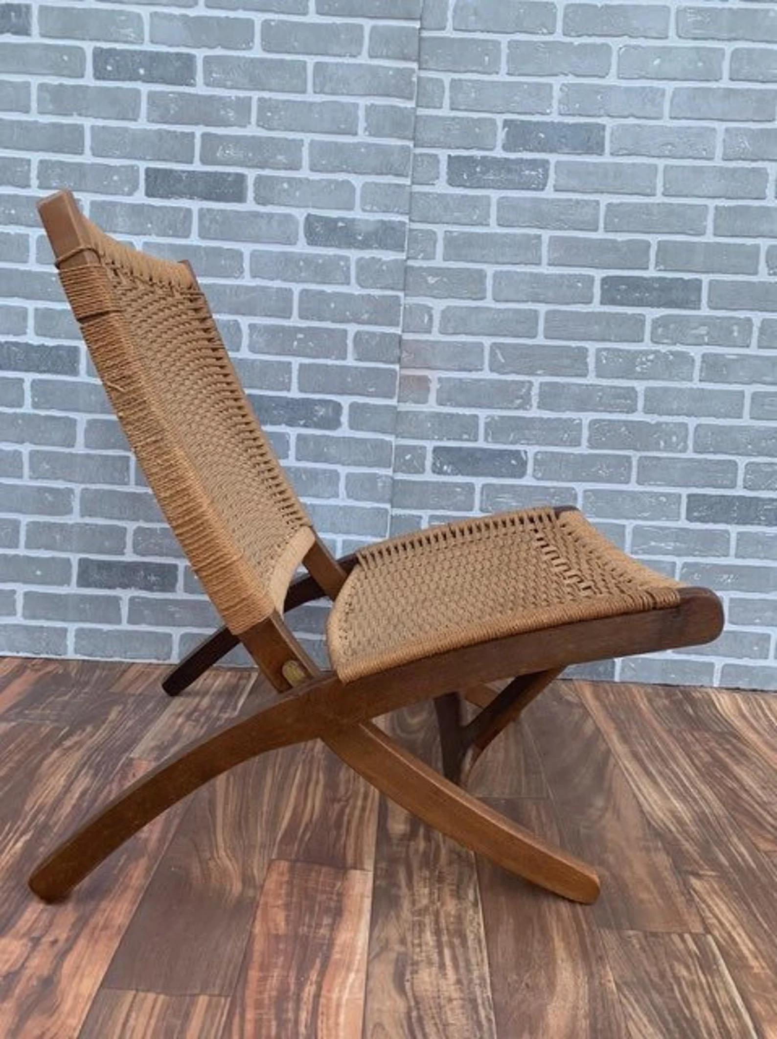 Mid-Century Modern Hans Wegner Stil Nussbaum gerahmter klappbarer Loungesessel (Unbekannt) im Angebot