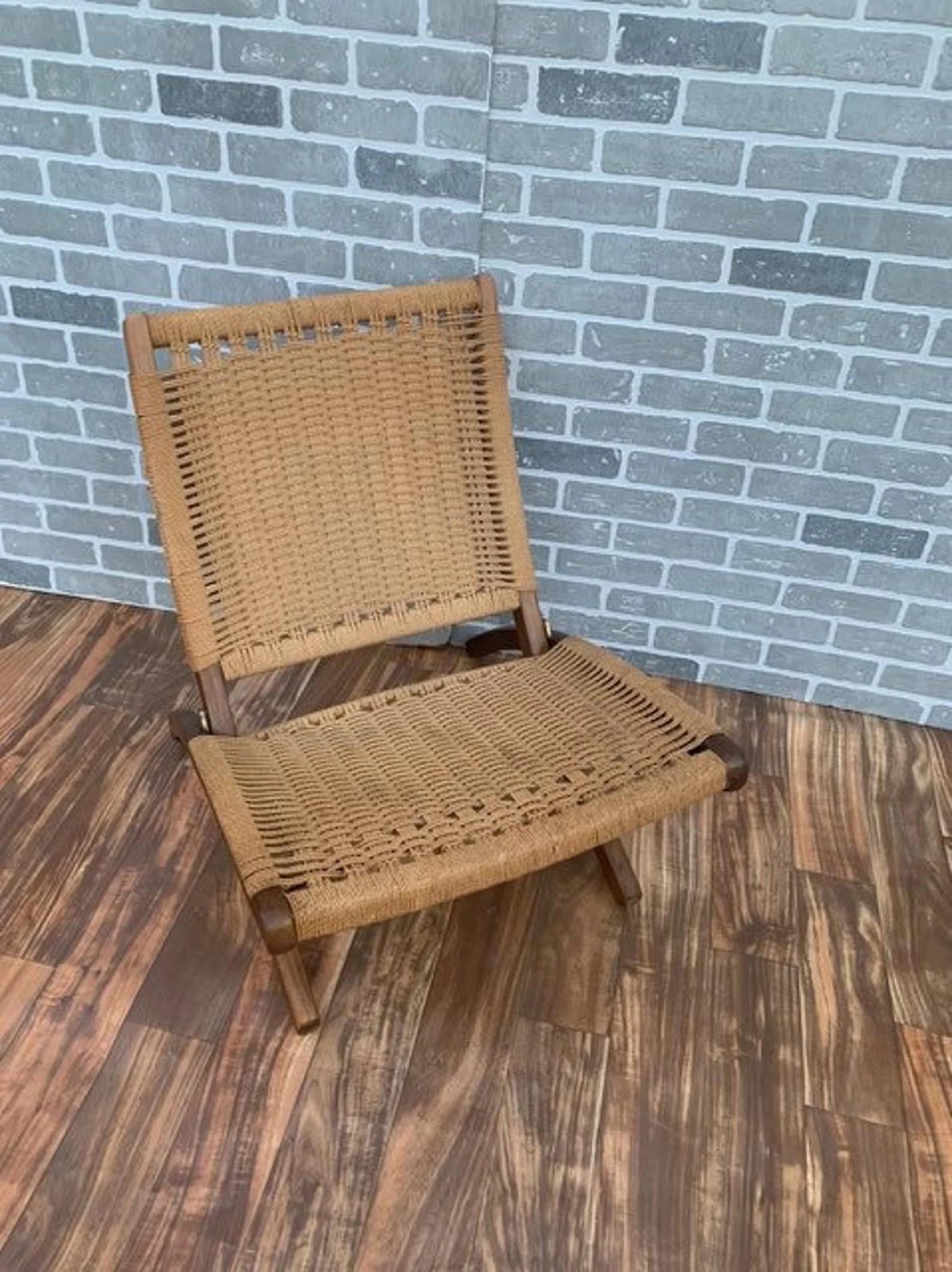 Mid-Century Modern Hans Wegner Stil Nussbaum gerahmter klappbarer Loungesessel im Zustand „Gut“ im Angebot in Chicago, IL