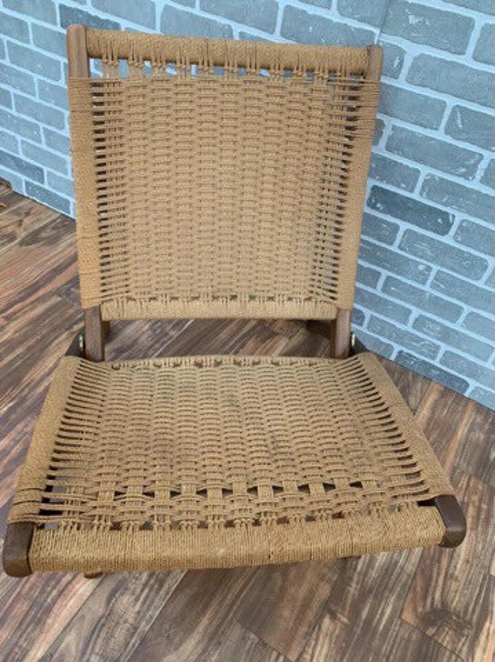 Mid-Century Modern Hans Wegner Stil Nussbaum gerahmter klappbarer Loungesessel (20. Jahrhundert) im Angebot