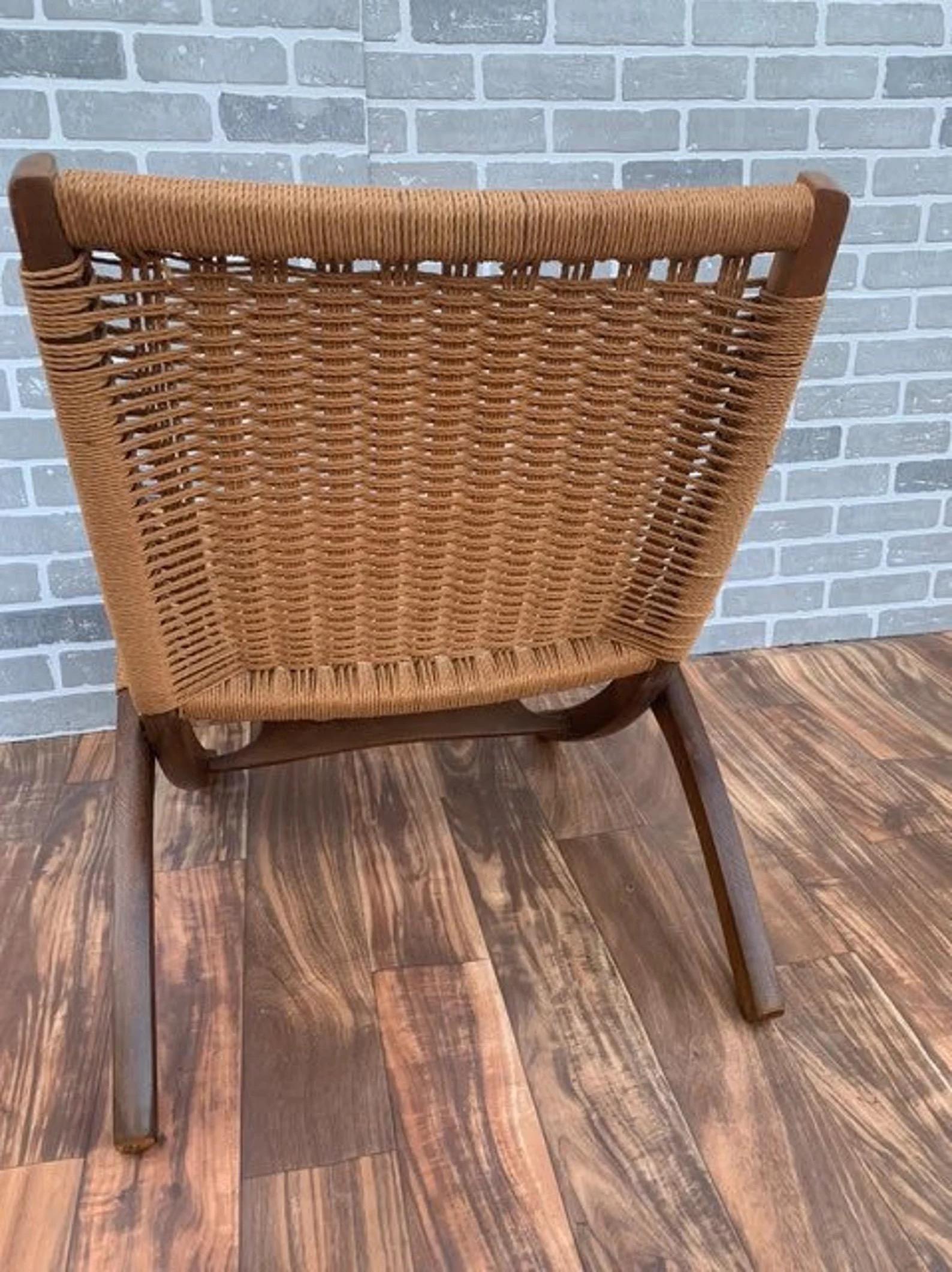 Mid-Century Modern Hans Wegner Stil Nussbaum gerahmter klappbarer Loungesessel (Walnuss) im Angebot