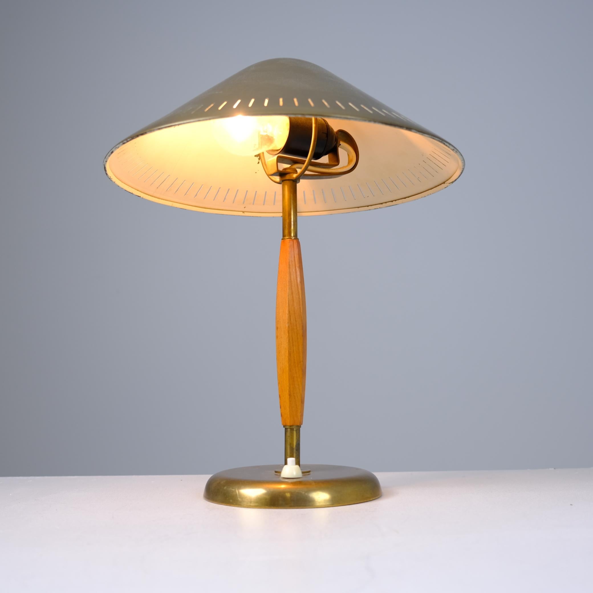 Suédois Lampe de table moderne du milieu du siècle Harald Notini modèle 15296, Böhlmarks Suède années 1940 en vente