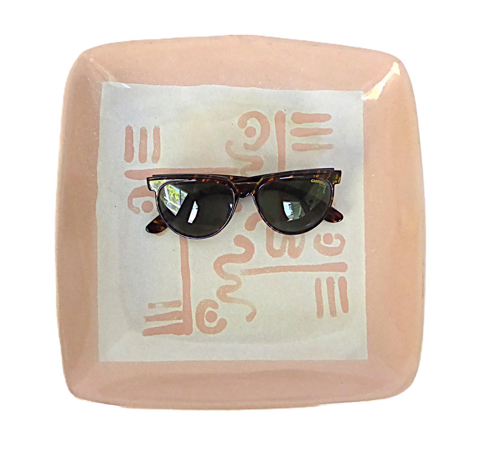 Un Glidden Pottery difícil de encontrar  #23 Plato cuadrado azteca.  Su forma moderna orgánica y su diseño crítico Mid Century Modern demuestran por qué es un objeto de colección muy buscado. Cada pieza se vidriaba y decoraba individualmente.  
Mide