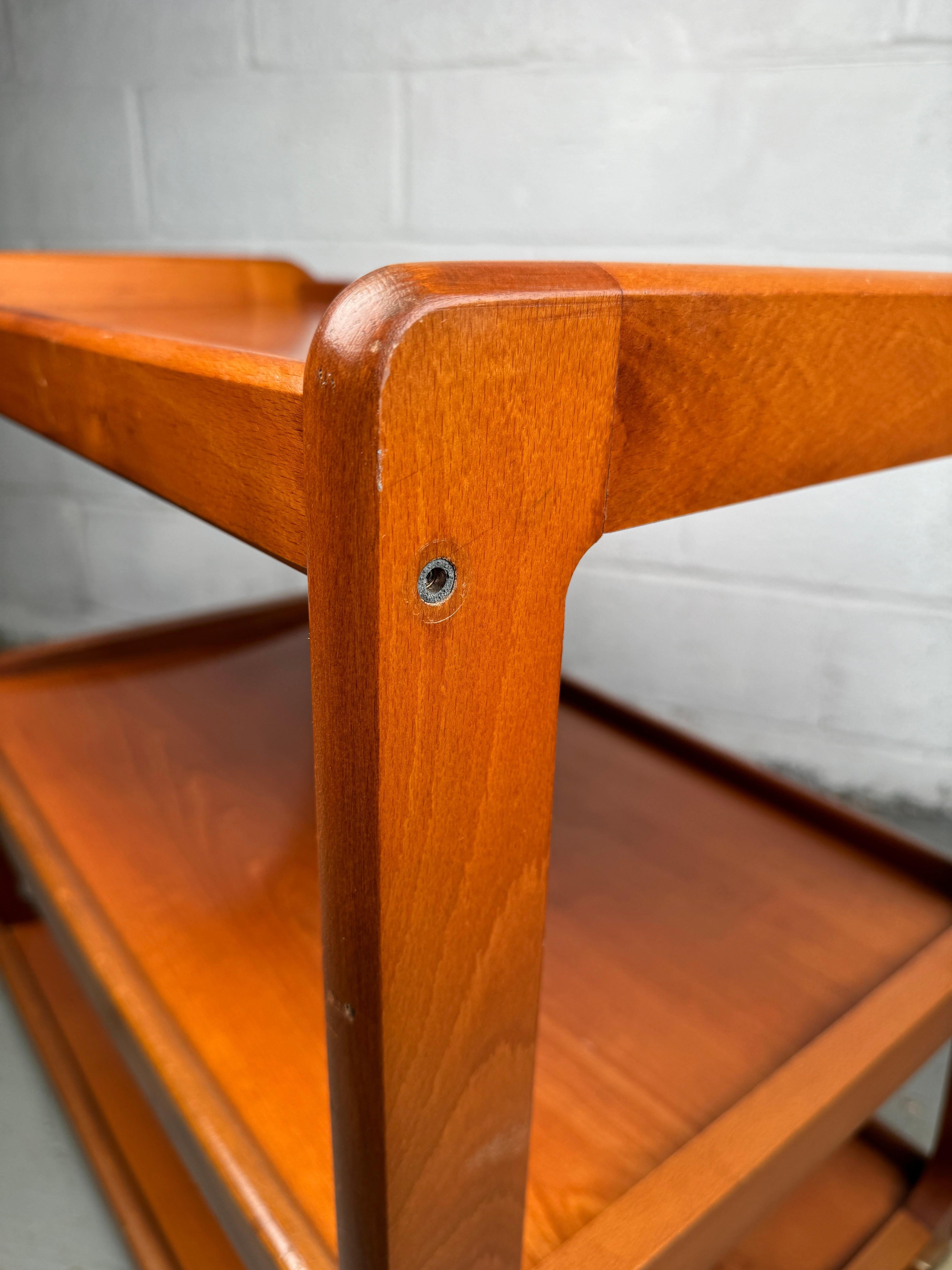 Chariot de service en bois dur The Moderns Vintage en vente 4