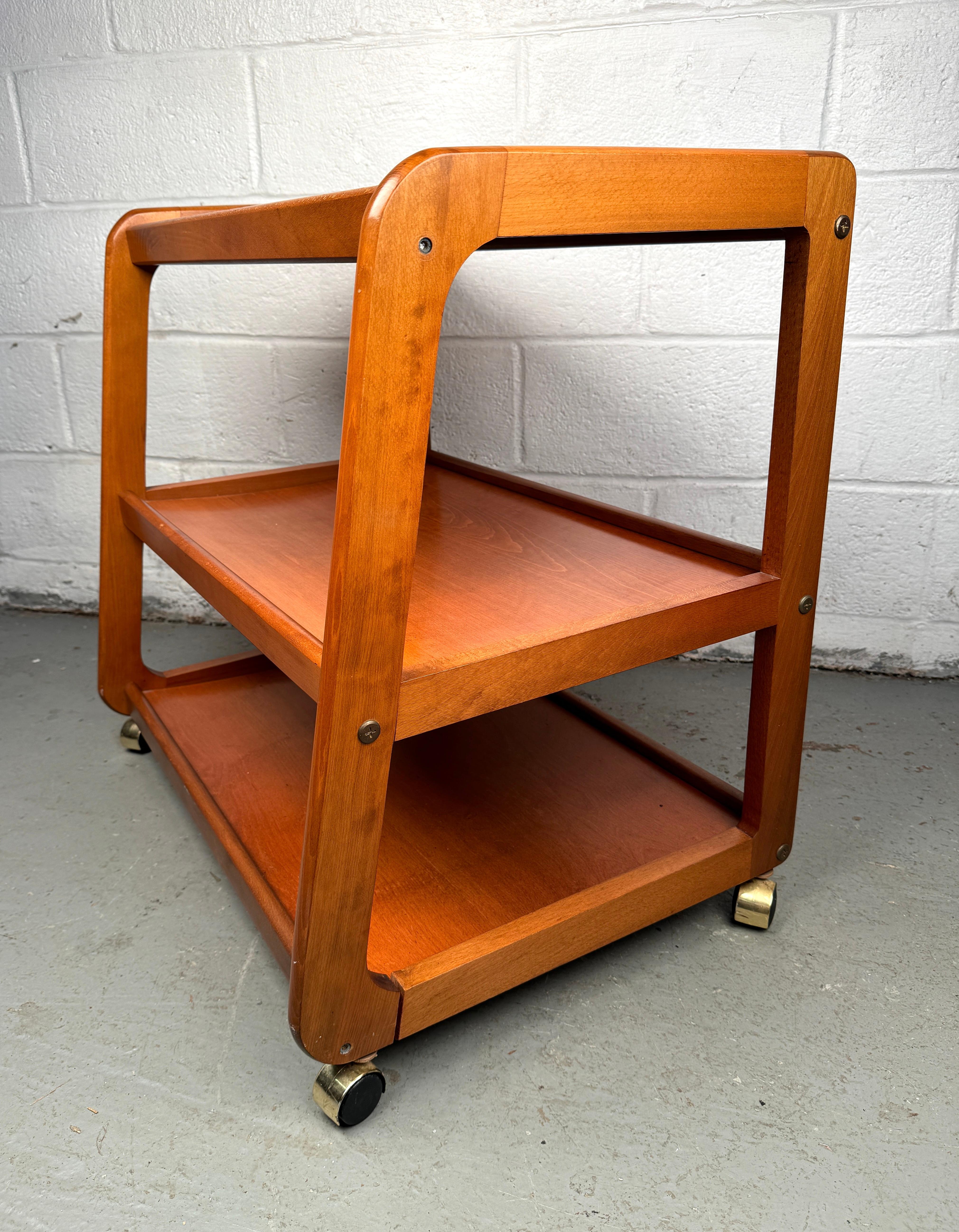 Mid-Century Modern Chariot de service en bois dur The Moderns Vintage en vente