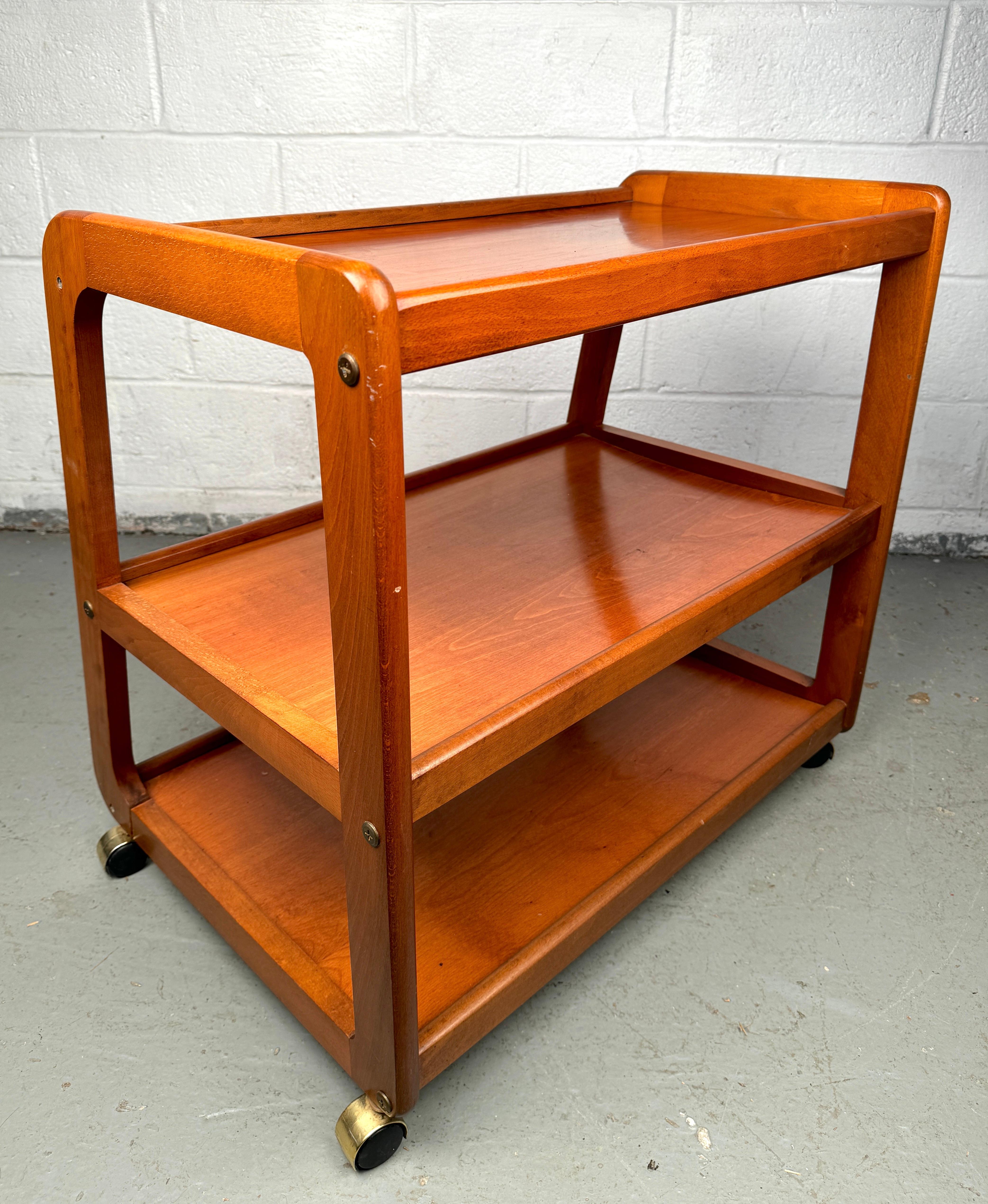 20ième siècle Chariot de service en bois dur The Moderns Vintage en vente