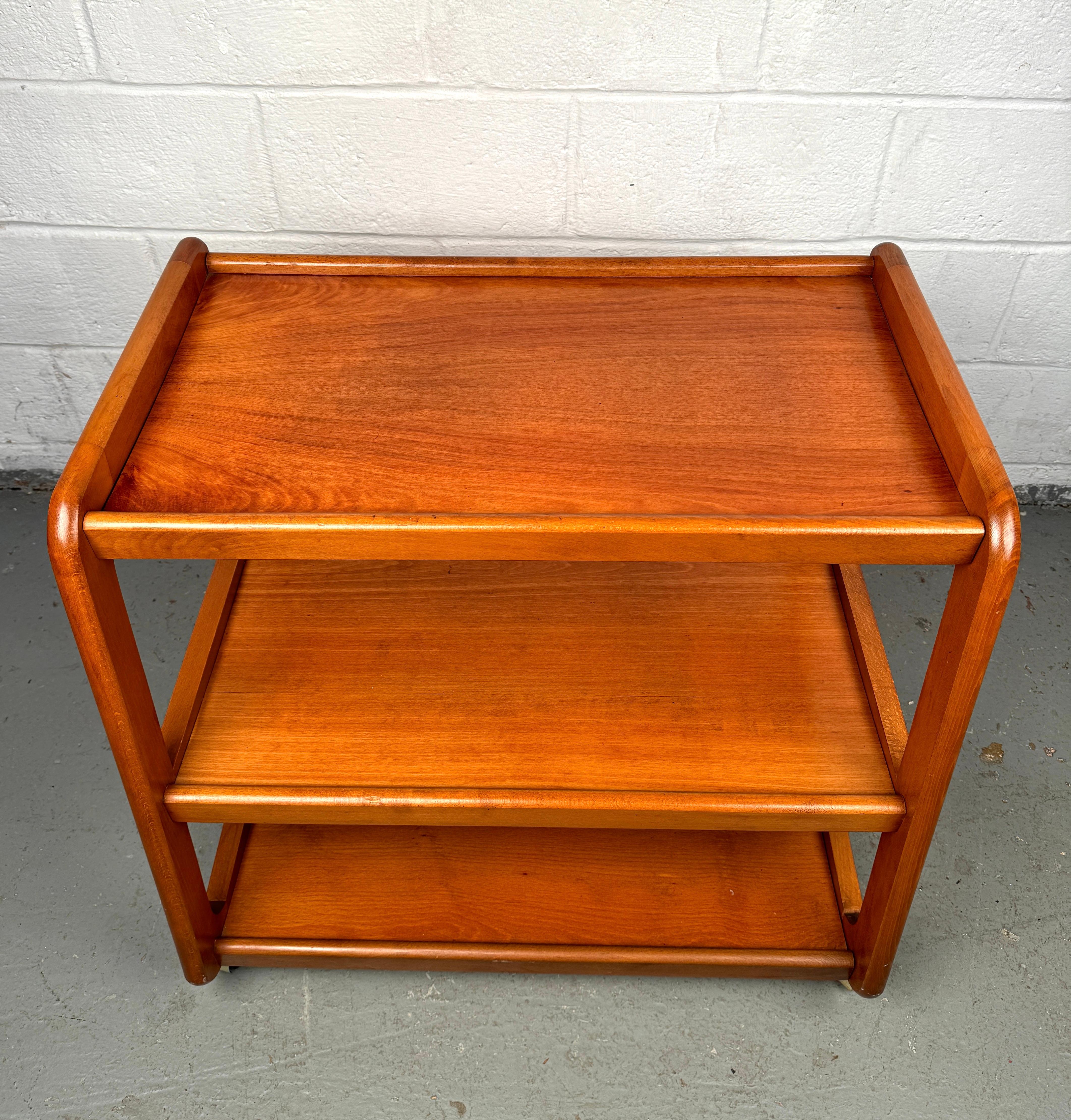 Bois Chariot de service en bois dur The Moderns Vintage en vente