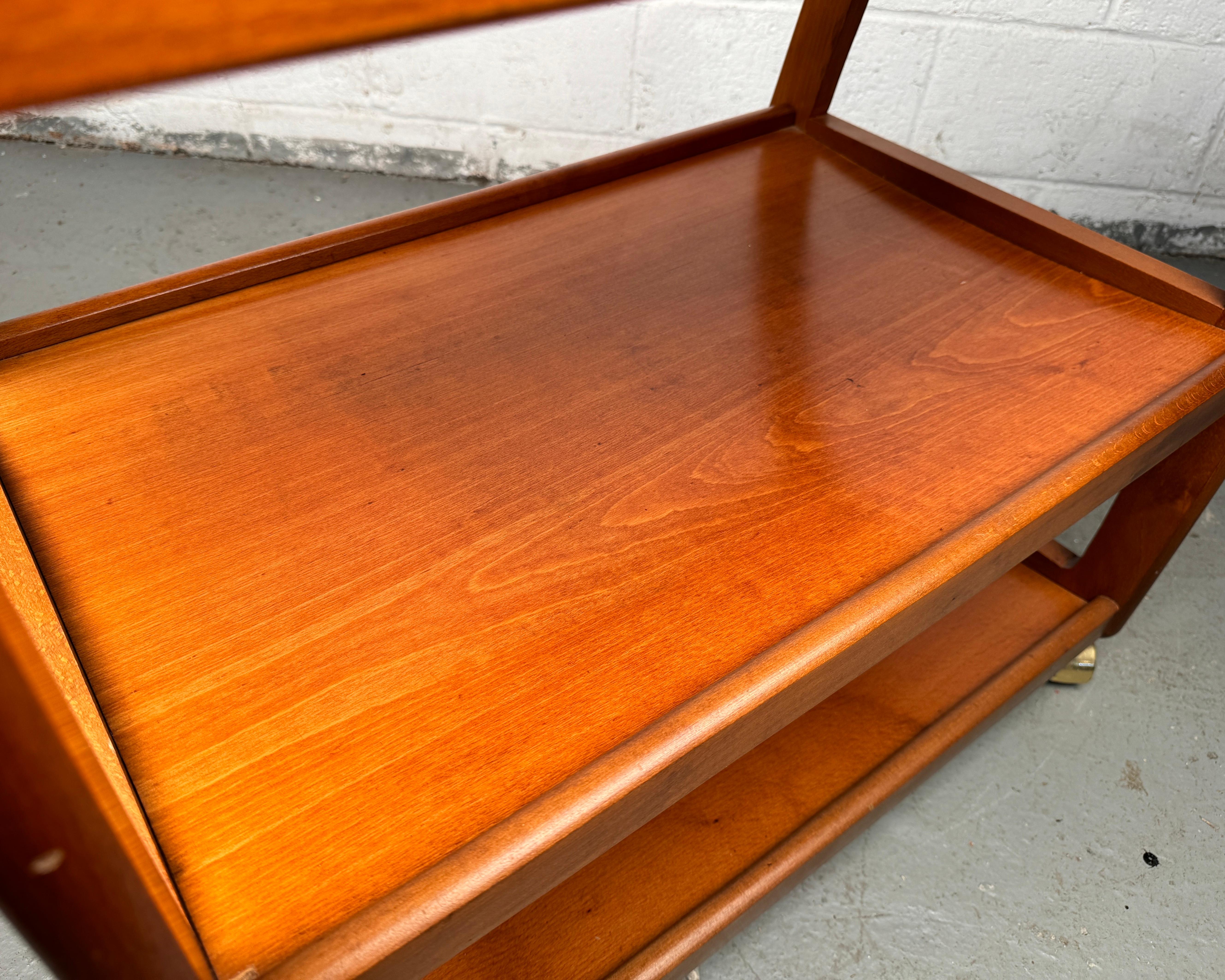 Chariot de service en bois dur The Moderns Vintage en vente 2