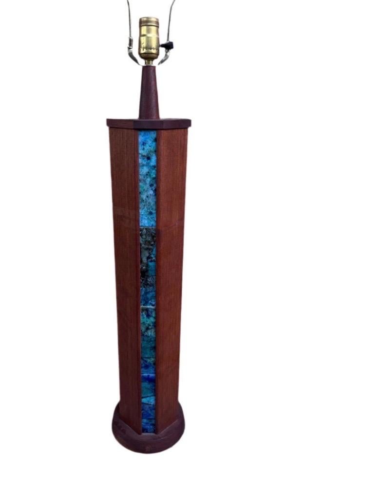 Lámpara de sobremesa vintage de madera y cerámica Harris Strong de mediados del siglo XX
Preciosa lámpara de sobremesa vintage de madera mcm con azulejos de colores vibrantes en azul y verde. 
Siglo XX 
Dimensiones
H Parte superior del remate 41