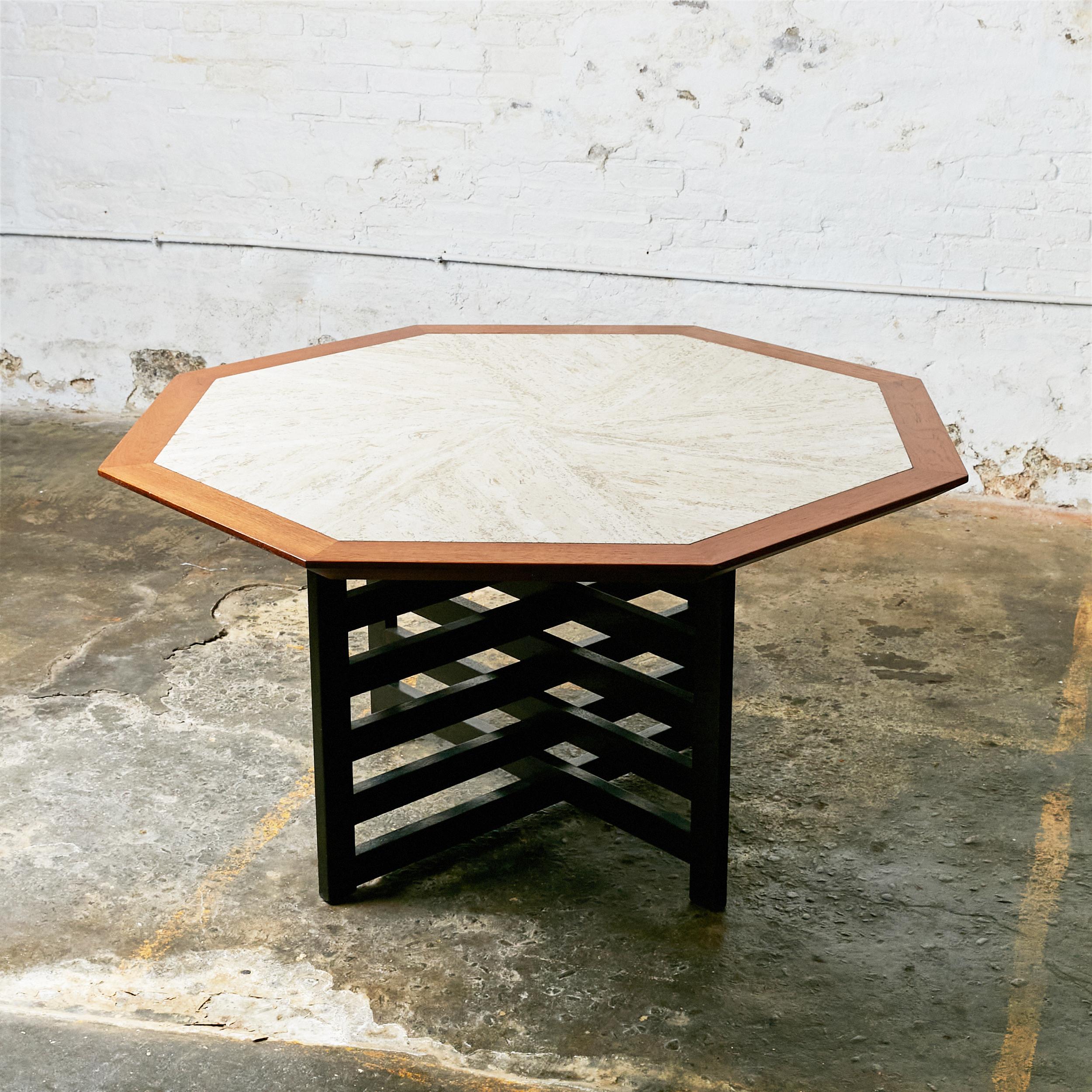 Mid-Century Modern Harvey Probber Nussbaum & Travertin Marmor Karte / Esstisch. Ein schöner Tisch in achteckiger Form, entworfen und hergestellt von Harvey Probber in den 1950er Jahren. Er ist aus massivem Nussbaumholz gefertigt, hat Intarsien aus