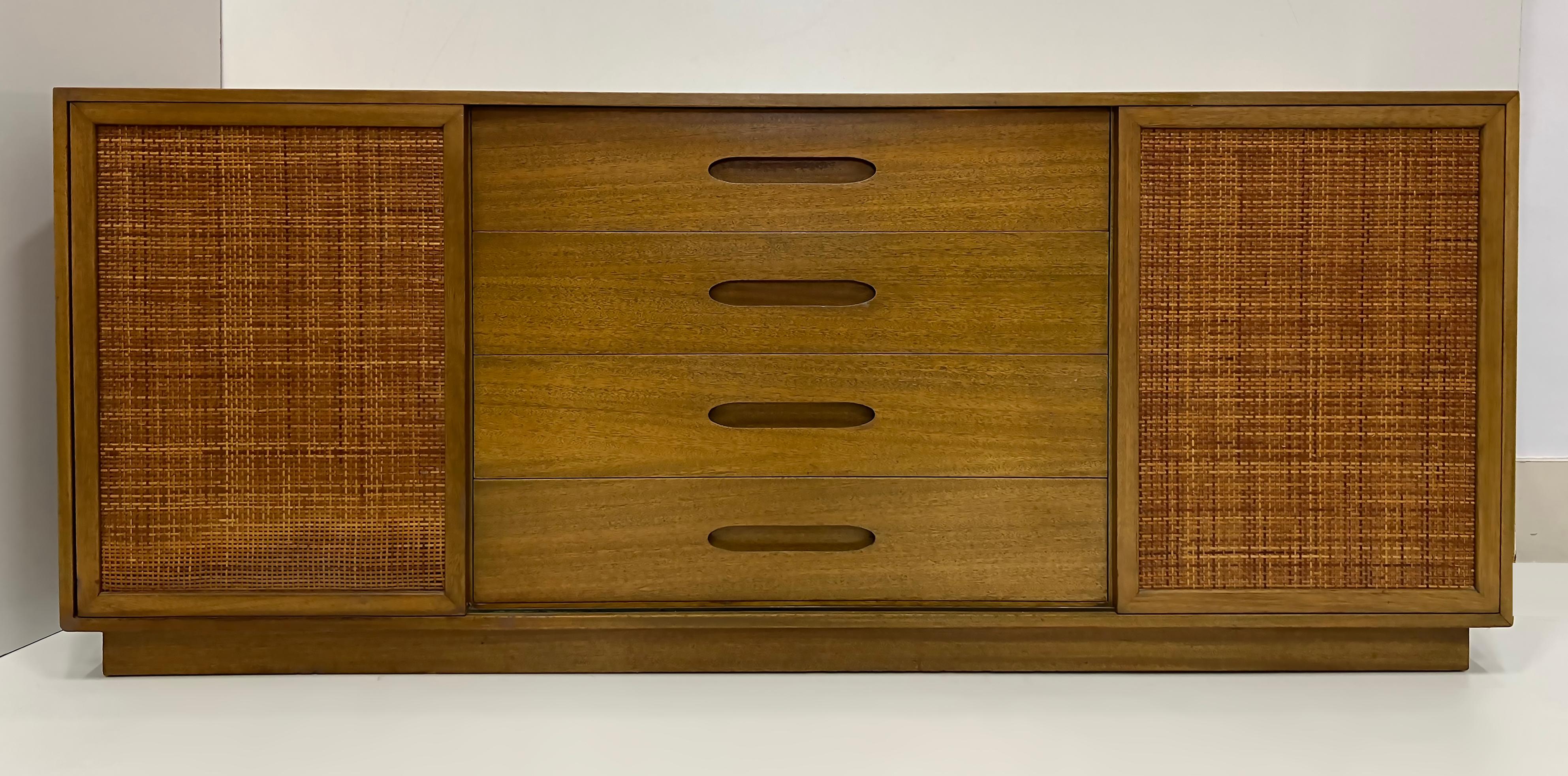 Mid-century Modern Harvey Probber Kommode aus gebleichtem Mahagoni, Türen aus Rohrgeflecht  (20. Jahrhundert) im Angebot