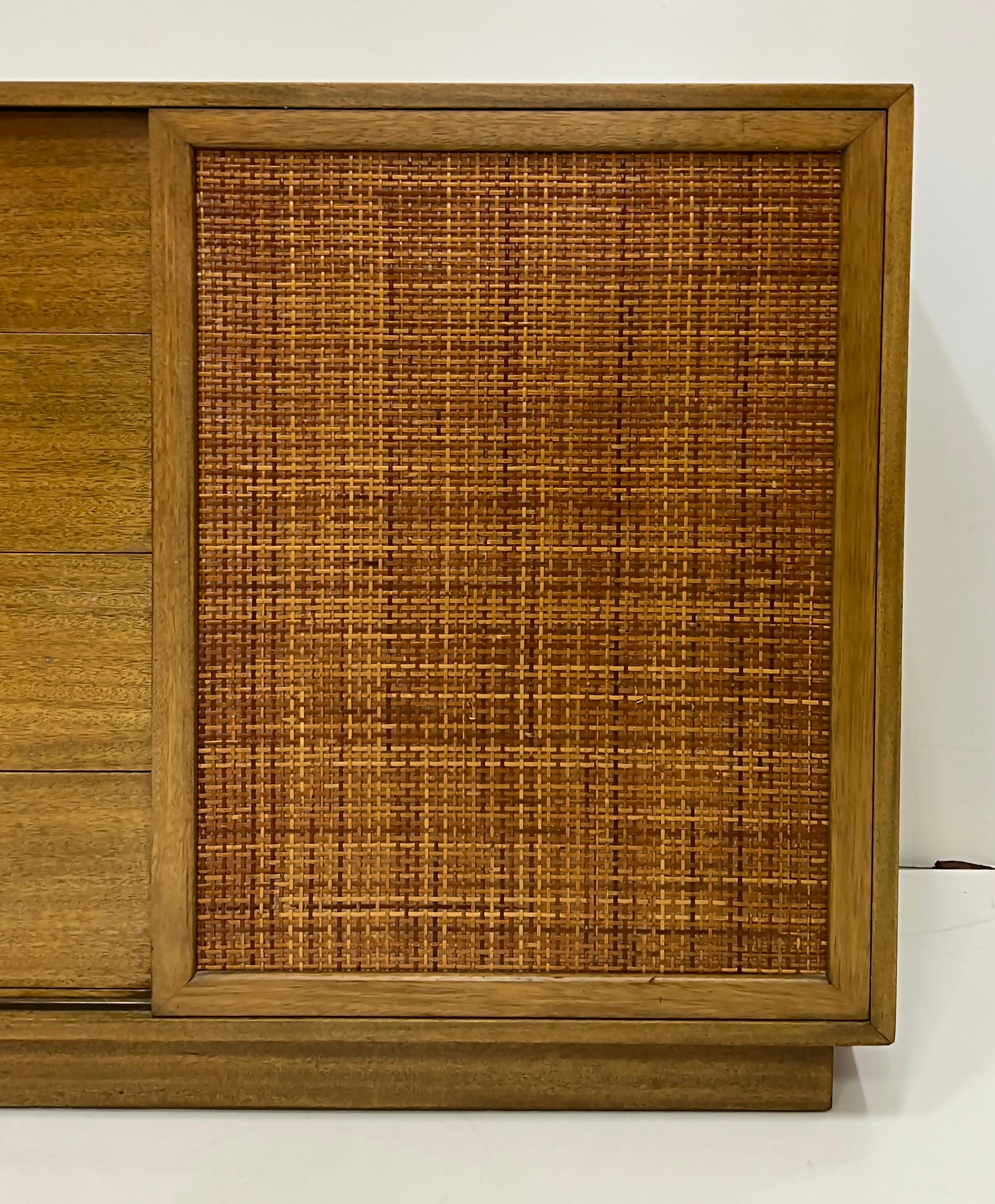 Mid-century Modern Harvey Probber Kommode aus gebleichtem Mahagoni, Türen aus Rohrgeflecht  im Angebot 1