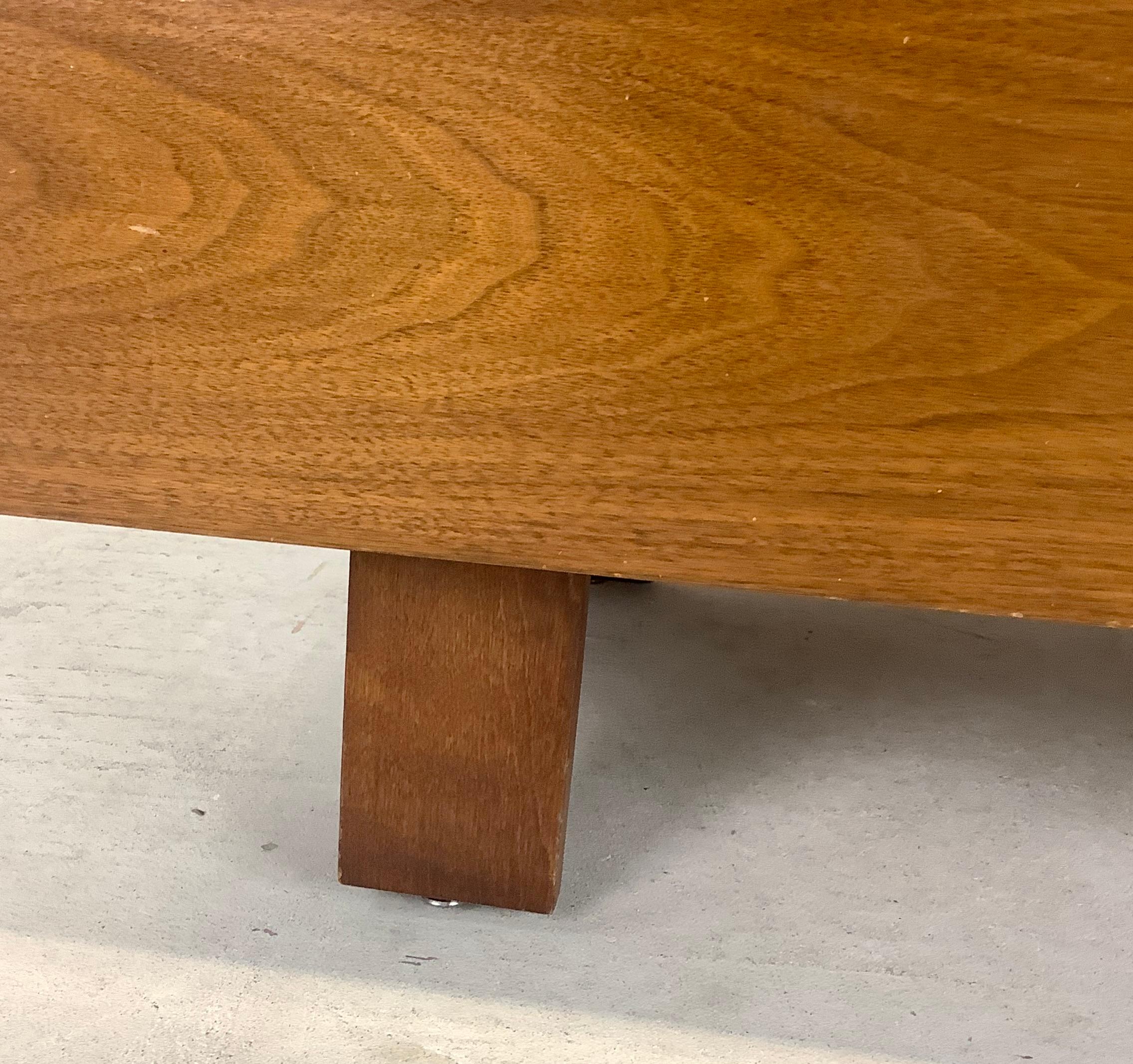 Dieser Nachttisch von Harvey Probber bietet eine obere Nachttischschublade und ein unteres Staufach. Perfekte Höhe für die Verwendung als Nachttisch oder Beistelltisch im Wohnzimmer. Die unglaubliche Handwerkskunst, die Auswahl des Holzes und das