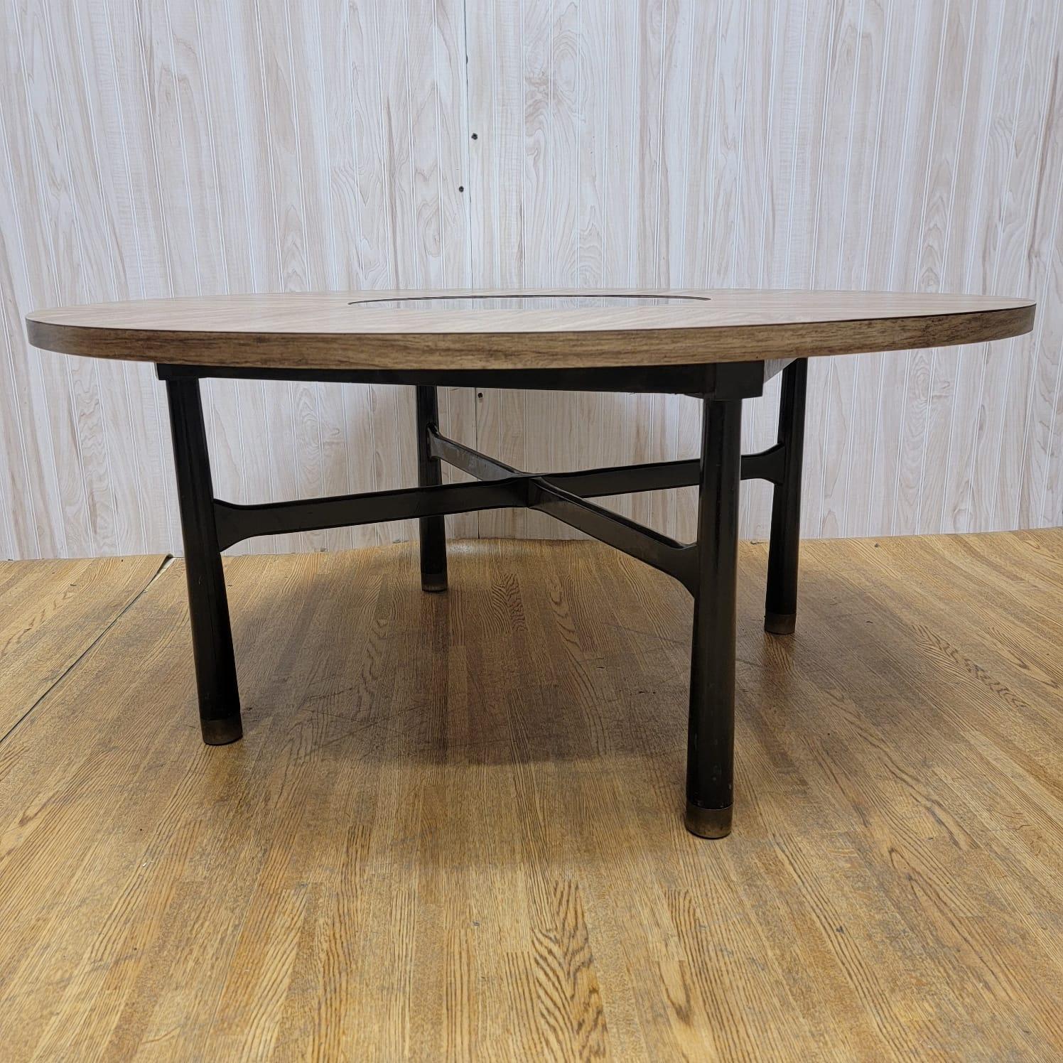 Mid-Century Modern Harvey Probber walnut with black marble cocktail table

A Mid-Century Modern table designed by Harvey Probber which could be used as a coffee table or gaming table. 

circa 1950

Measures: W 50