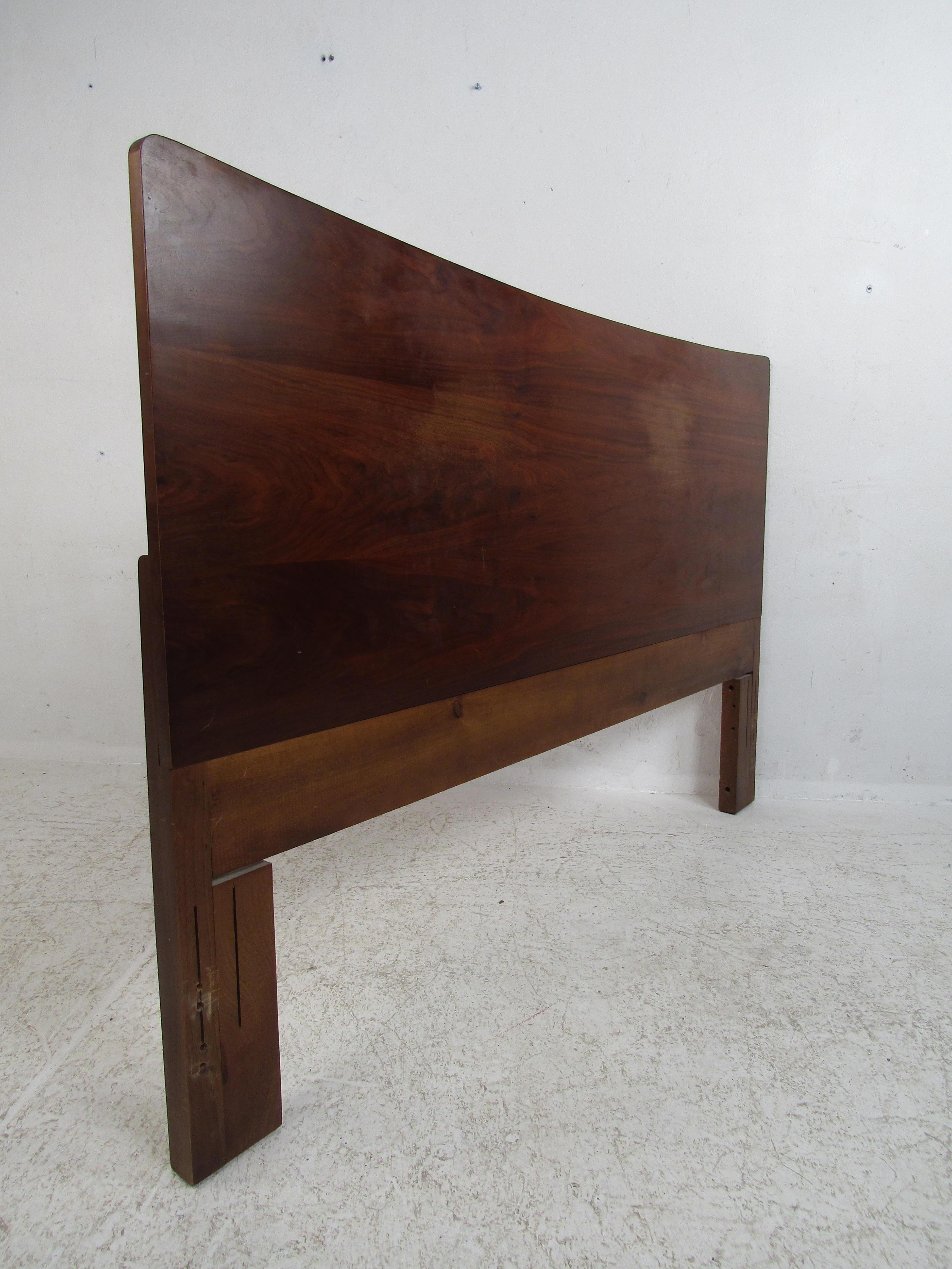 This vintage midcentury headboard features a simple yet eloquent design. A dark walnut finish with a curved top adds to the appeal of this perfect bedroom addition. Fits a queen size mattress. Please confirm item location (NY or NJ).