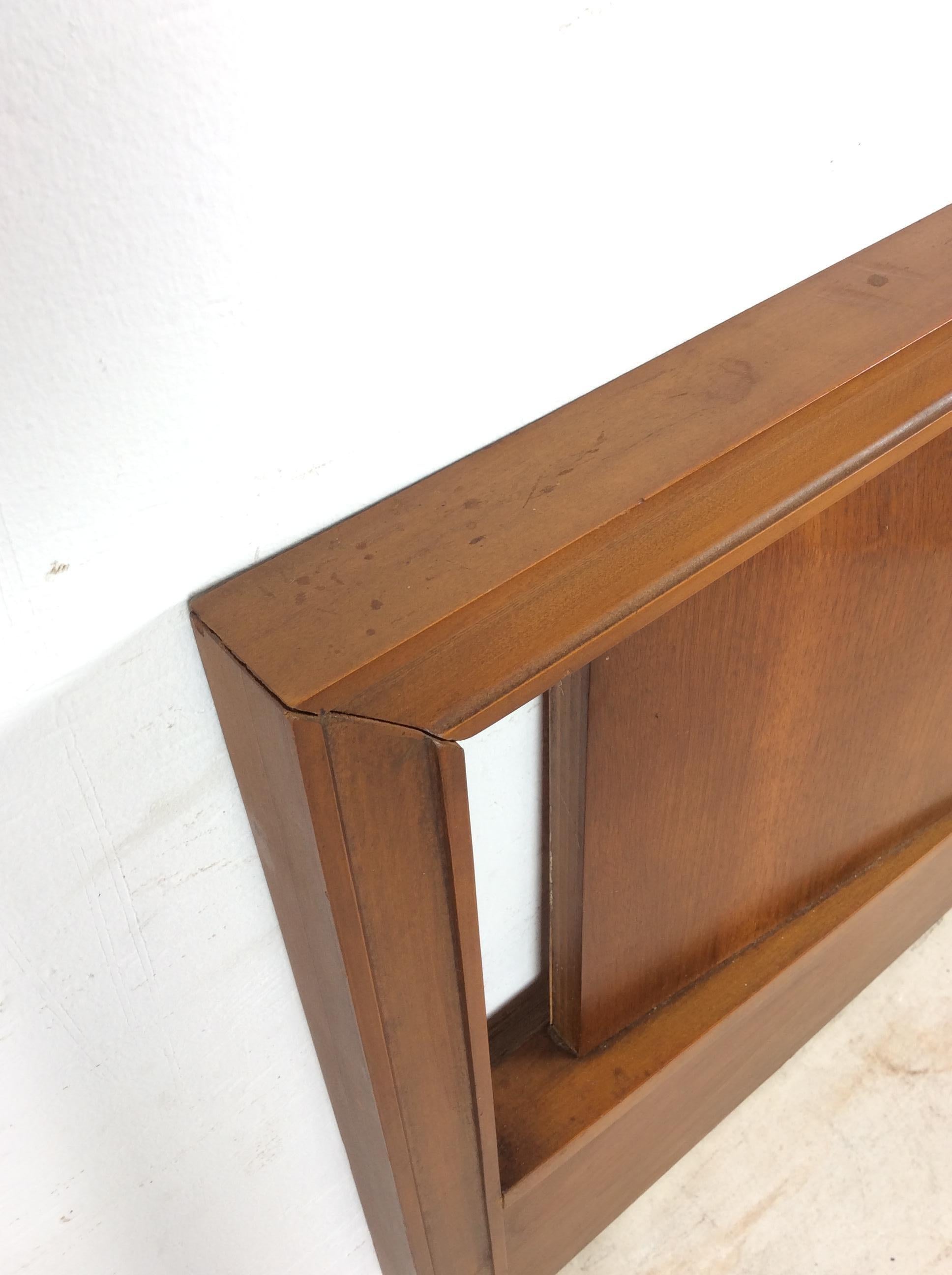 Mid Century Modern Headboard & Footboard with Beveled Detailing by Johnson Carpe Bon état - En vente à Freehold, NJ