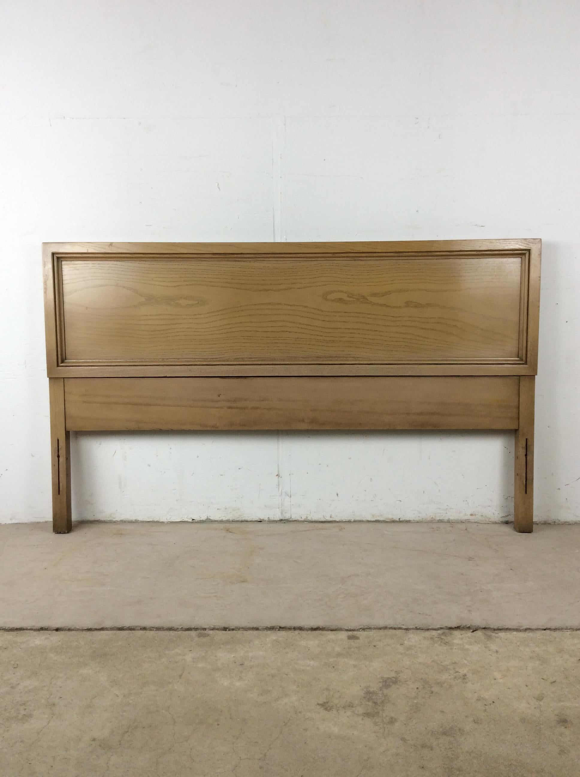 Cet ensemble tête et pied de lit complet/double de style moderne du milieu du siècle dernier se caractérise par une construction en bois dur, une finition originale en chêne chaulé, un pied de lit à lattes unique et de petits pieds