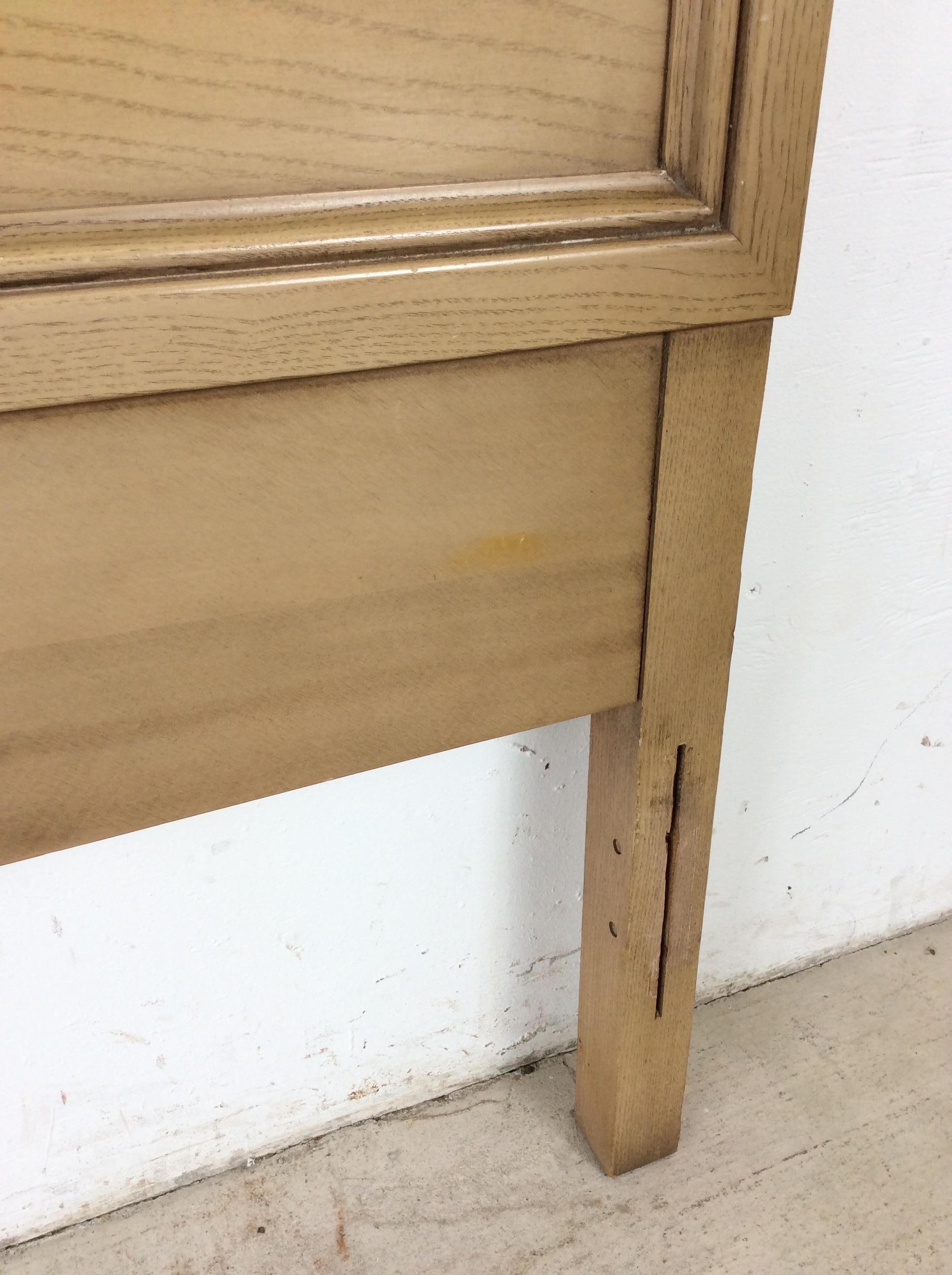 Chêne Mid Century Modern Headboard & Footboard with Limed Oak Finish en vente