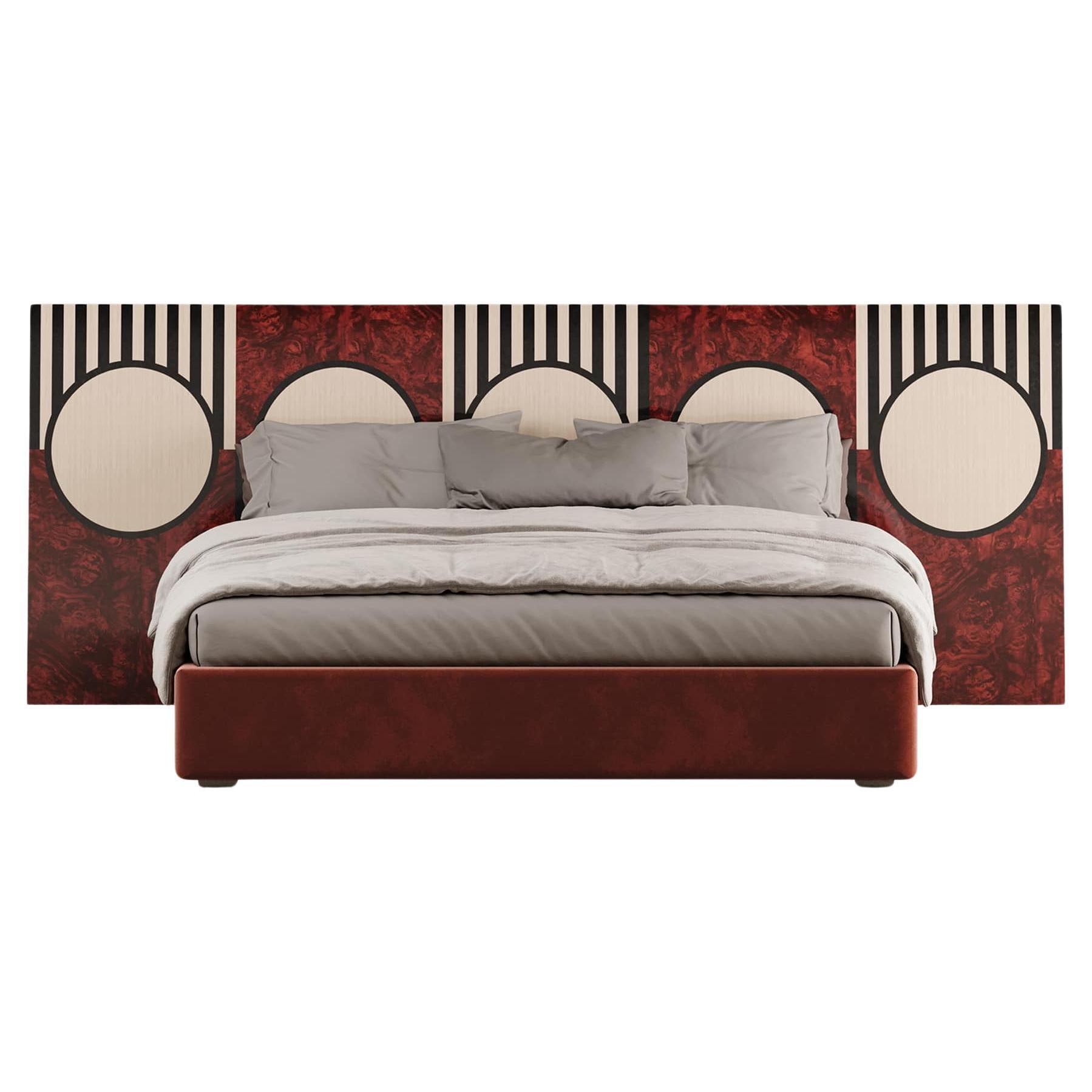 Mit dem Dijon-Bett, einem zeitgenössischen Meisterwerk, wird Ihr Schlafzimmer aufgewertet. Das Kopfteil mit Intarsien ist von Art Deco und Mid-Century inspiriert und zeigt geometrische Kugeln und Streifen. Dieses mit viel Liebe zum Detail gefertigte