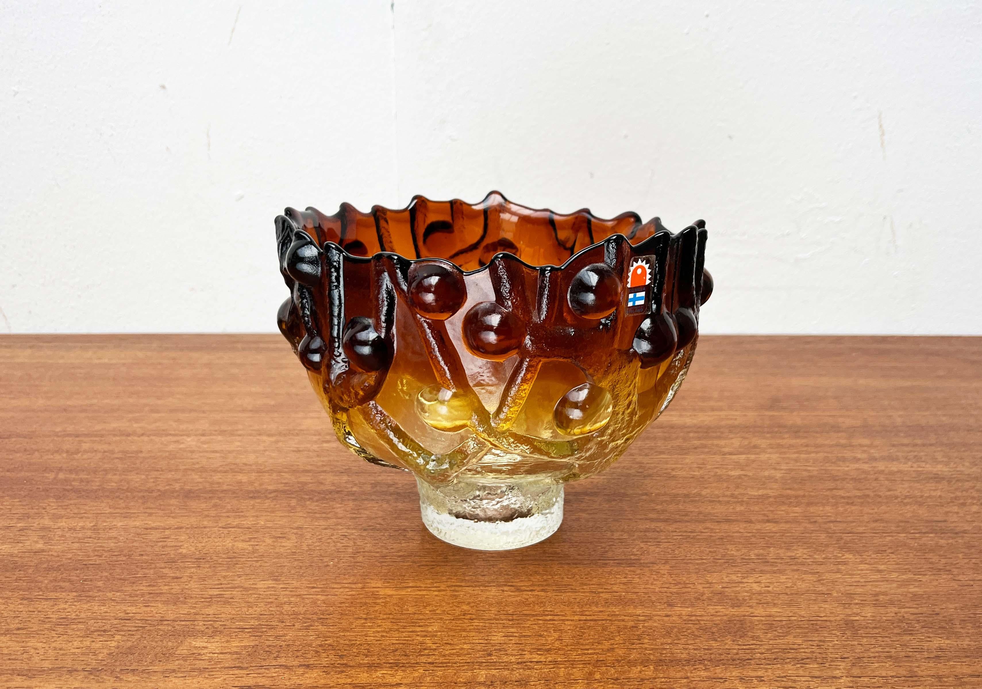 Ciotola in vetro artistico pesante della metà del secolo scorso con disegno di albero di Kai Blomqvist per Kumela, Finlandia, anni '60