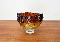 Ciotola in vetro artistico pesante di metà secolo con disegno di albero Kai Blomqvist Kumela