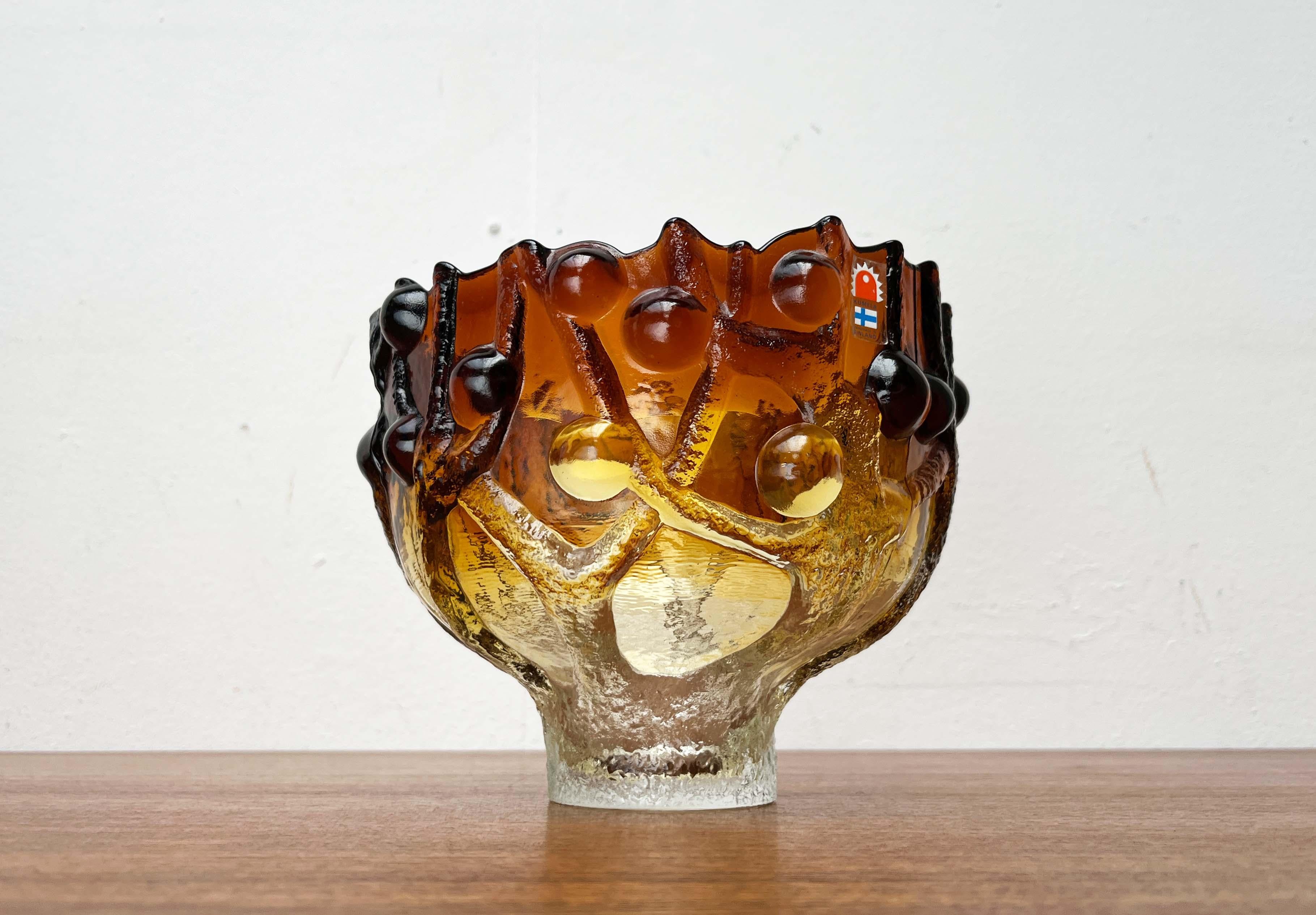 Mid-Century moderno Ciotola in vetro artistico pesante di metà secolo con disegno di albero Kai Blomqvist Kumela in vendita