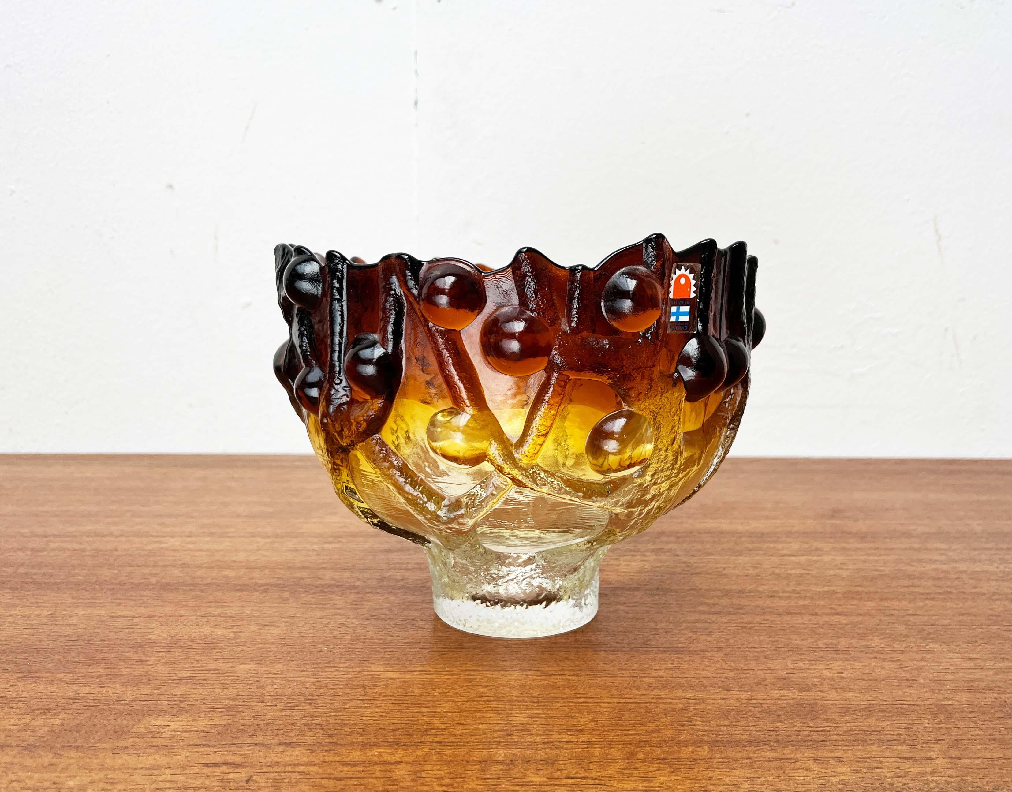 Finlandese Ciotola in vetro artistico pesante di metà secolo con disegno di albero Kai Blomqvist Kumela in vendita