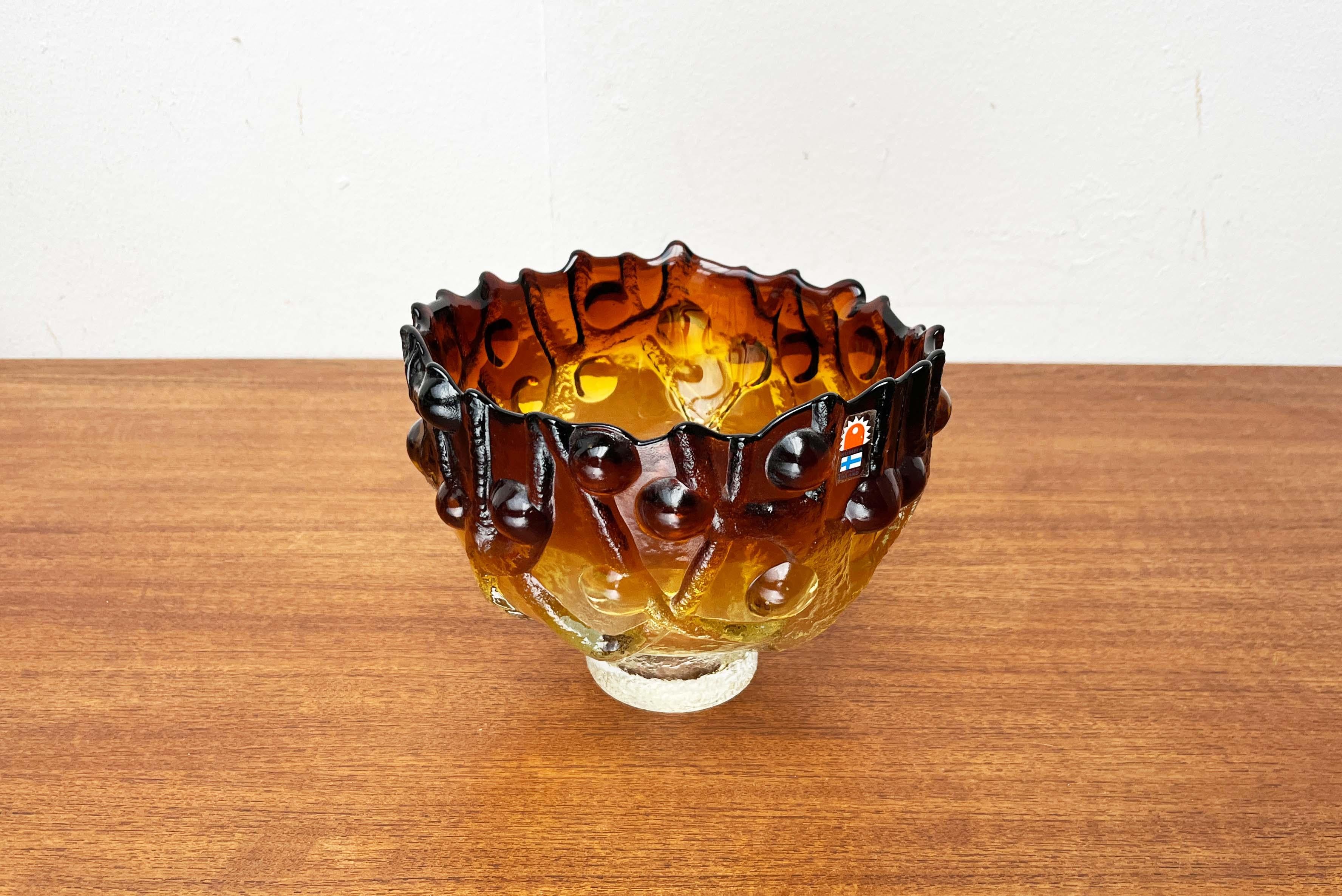 Ciotola in vetro artistico pesante di metà secolo con disegno di albero Kai Blomqvist Kumela In condizioni buone in vendita a Hamburg, DE