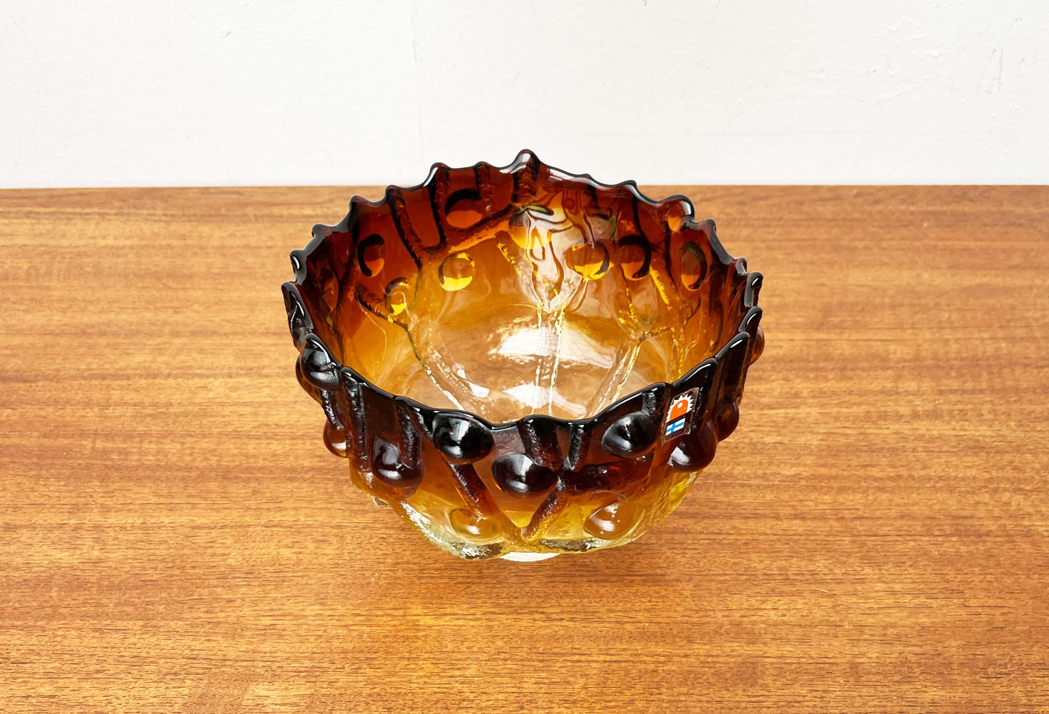 XX secolo Ciotola in vetro artistico pesante di metà secolo con disegno di albero Kai Blomqvist Kumela in vendita