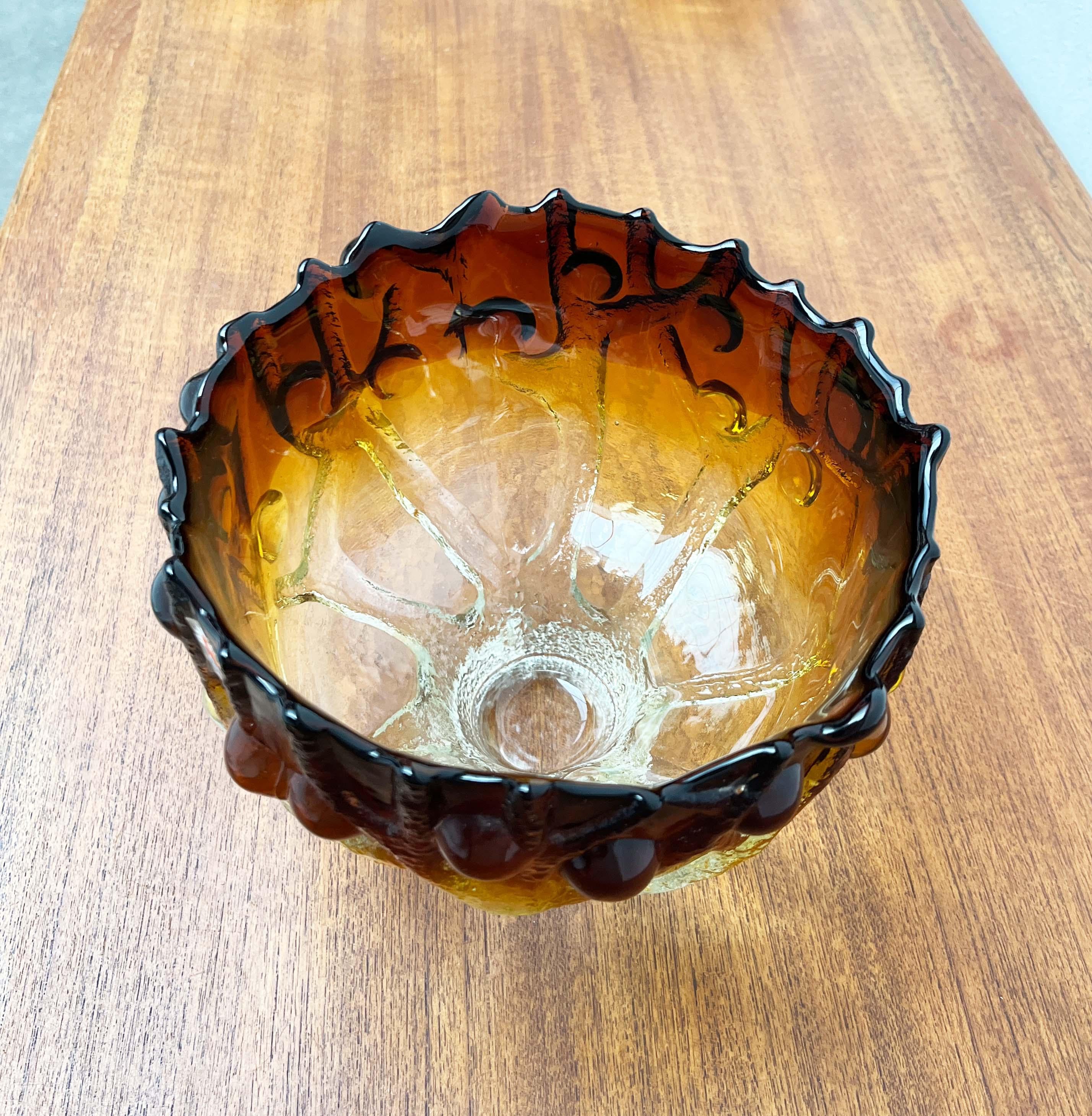 Ciotola in vetro artistico pesante di metà secolo con disegno di albero Kai Blomqvist Kumela in vendita 2