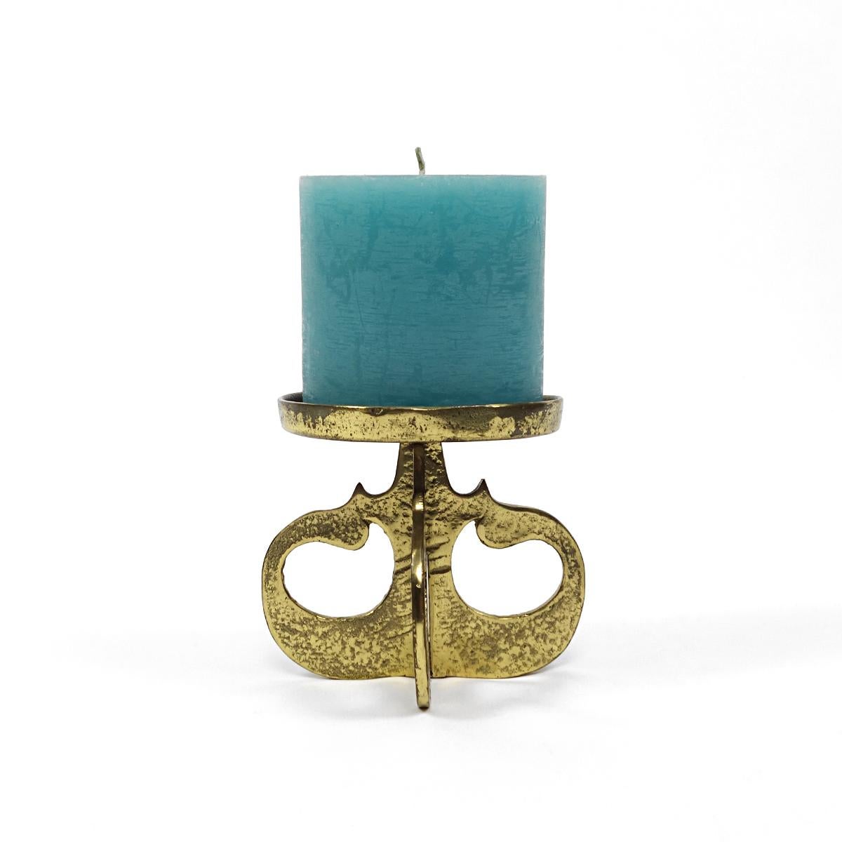 Schwerer schwarzer Kupfer-Kerzenhalter für eine mittelstarke Kerze.

Dieser wunderbare Mid-Century Modern-Artikel hat einen durchbrochenen brutalistischen Fuß, der aus 4 übereinander gestapelten Silhouetten von gehämmerten Monden besteht.
