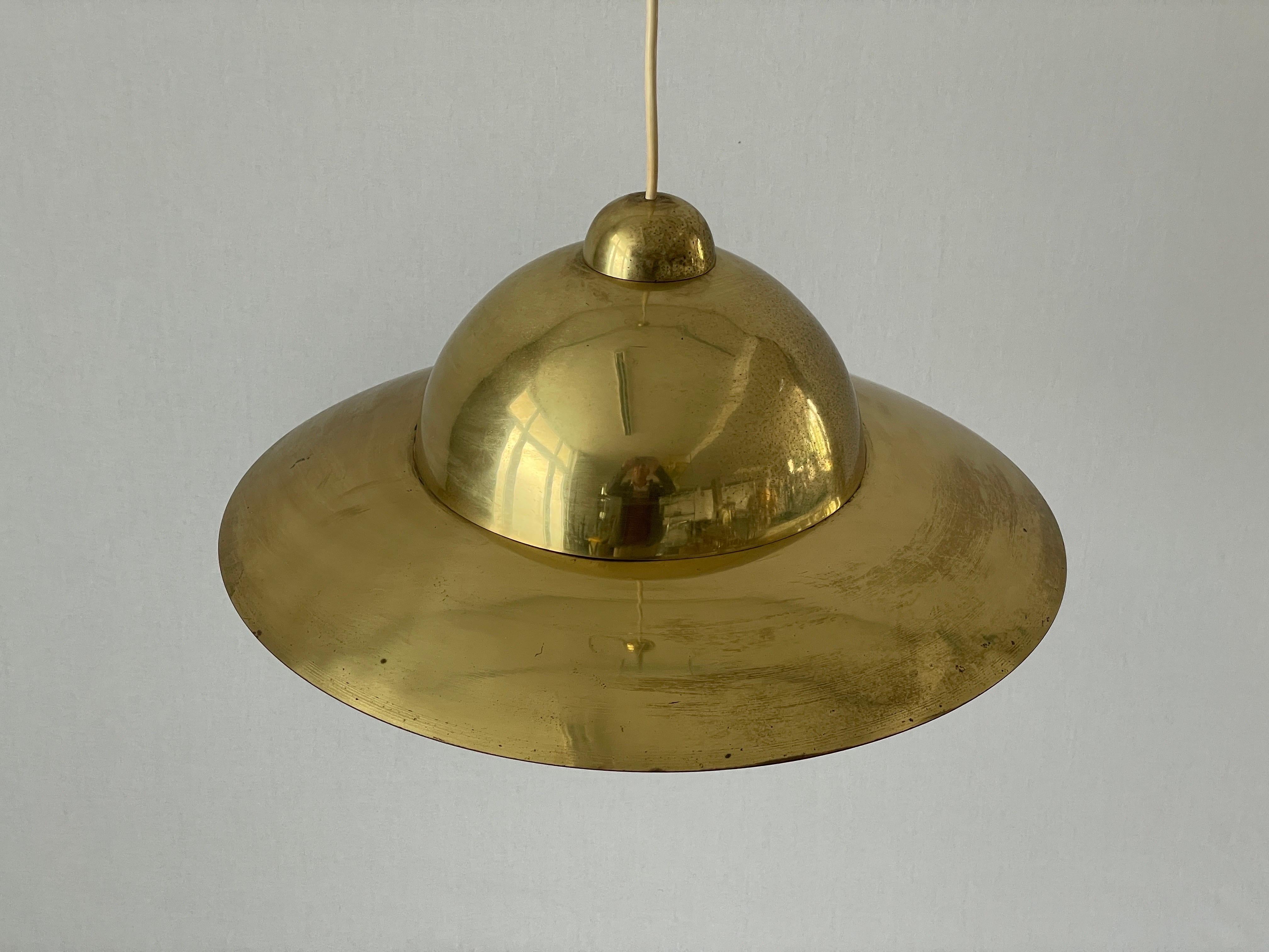 Italiano Lampada a sospensione in ottone pesante moderna di metà secolo, anni '60, Italia in vendita
