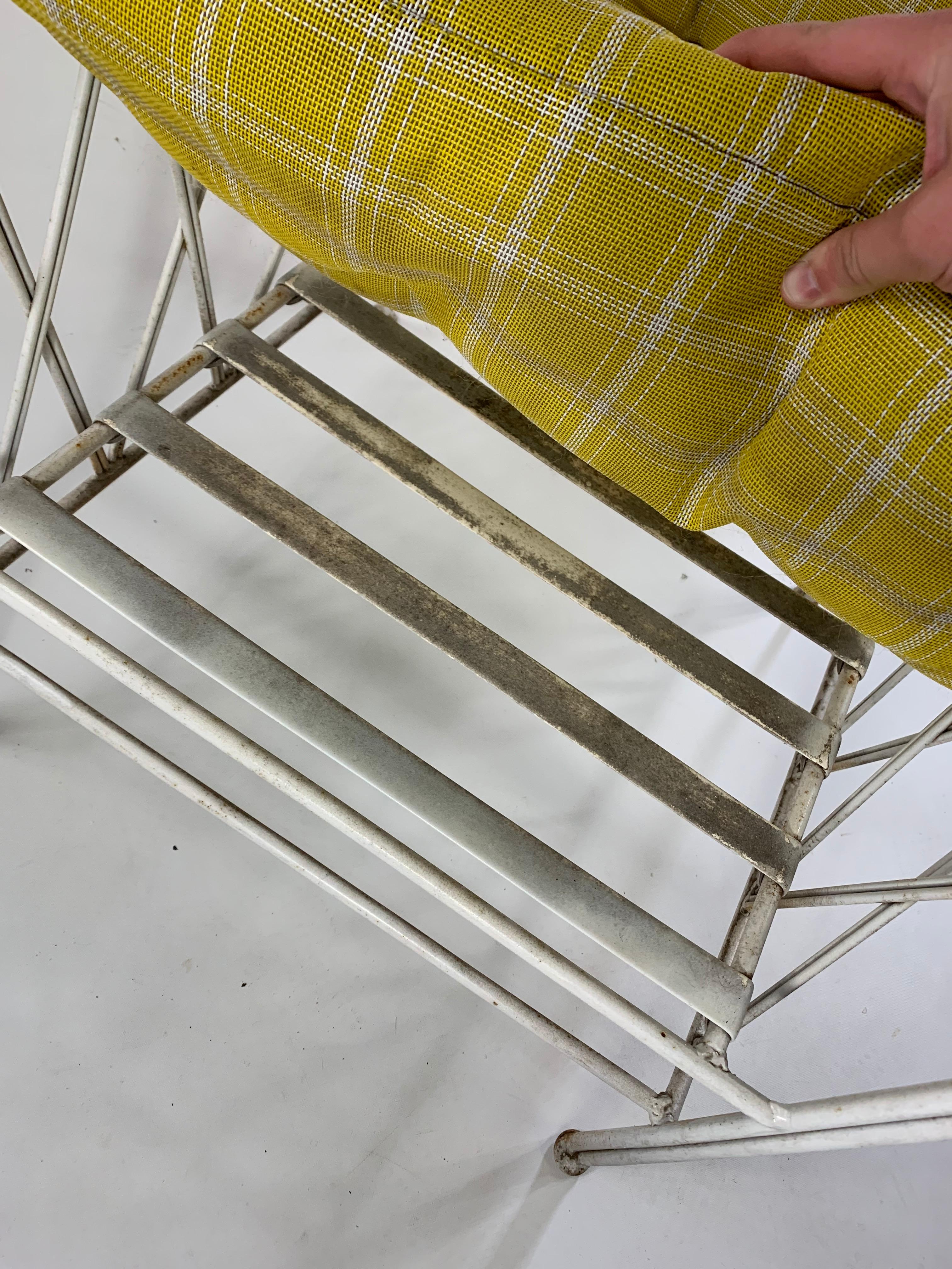 Mid-Century Modern Heavy Cast Iron Wire Outdoor Lounge Chair In Good Condition In Esperance, NY