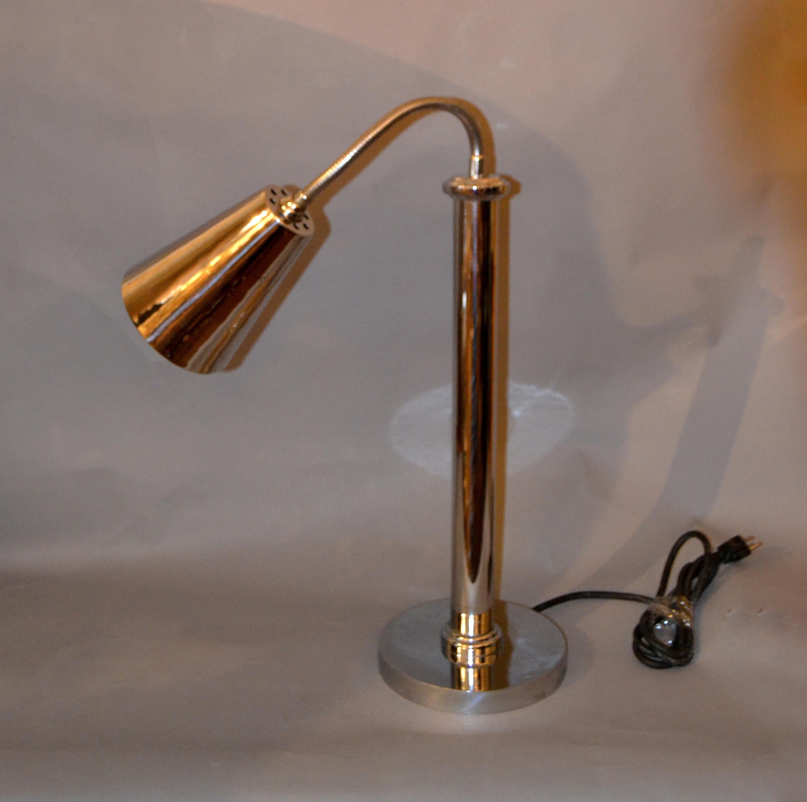 20ième siècle Lampe de bureau à abat-jour cône réglable en chrome lourd, moderne du milieu du siècle dernier en vente