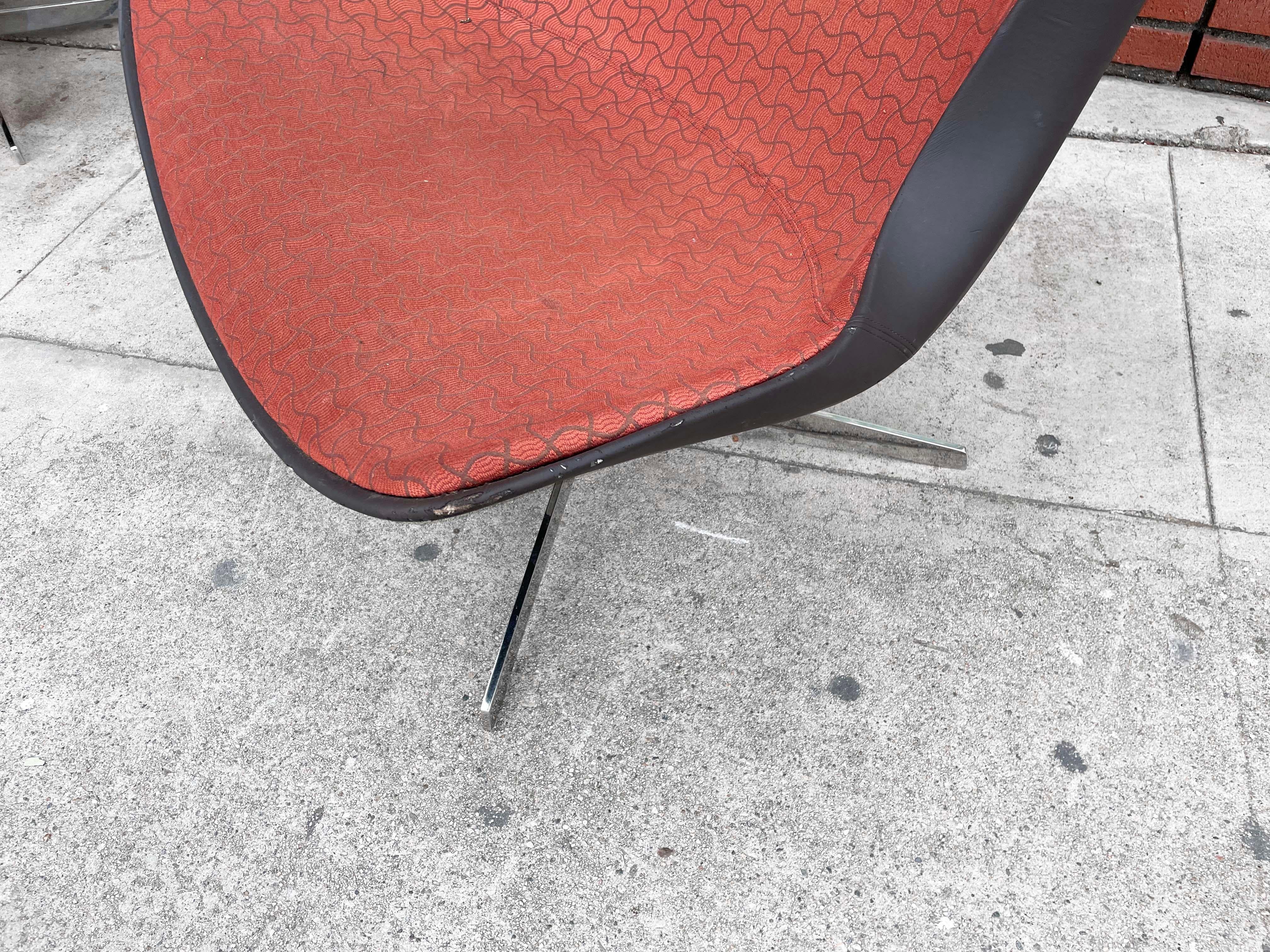 Chrome Fauteuils pivotants chromés lourds de style moderne du milieu du siècle dernier par Bernhardt en vente