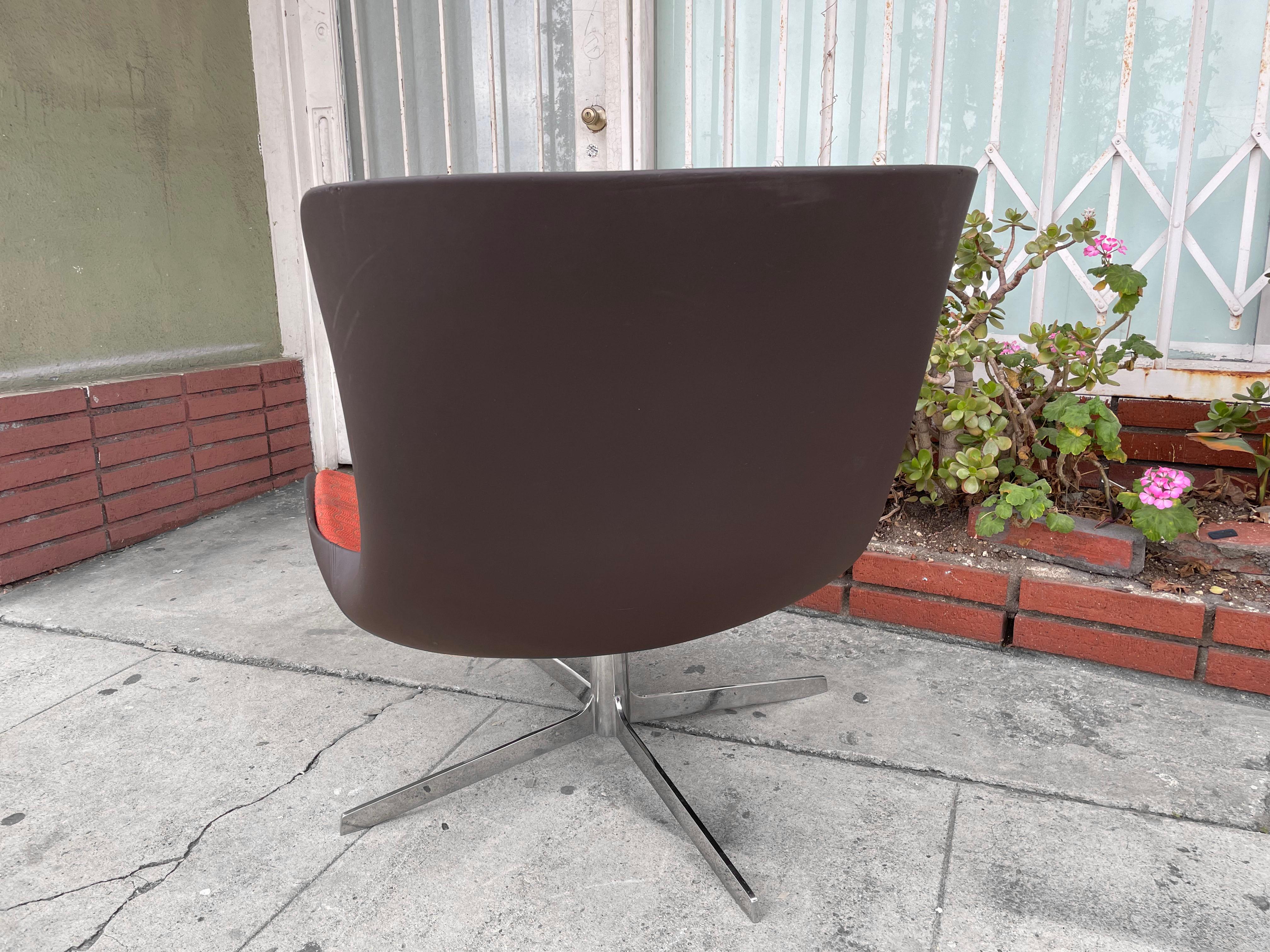 Fauteuils pivotants chromés lourds de style moderne du milieu du siècle dernier par Bernhardt en vente 1