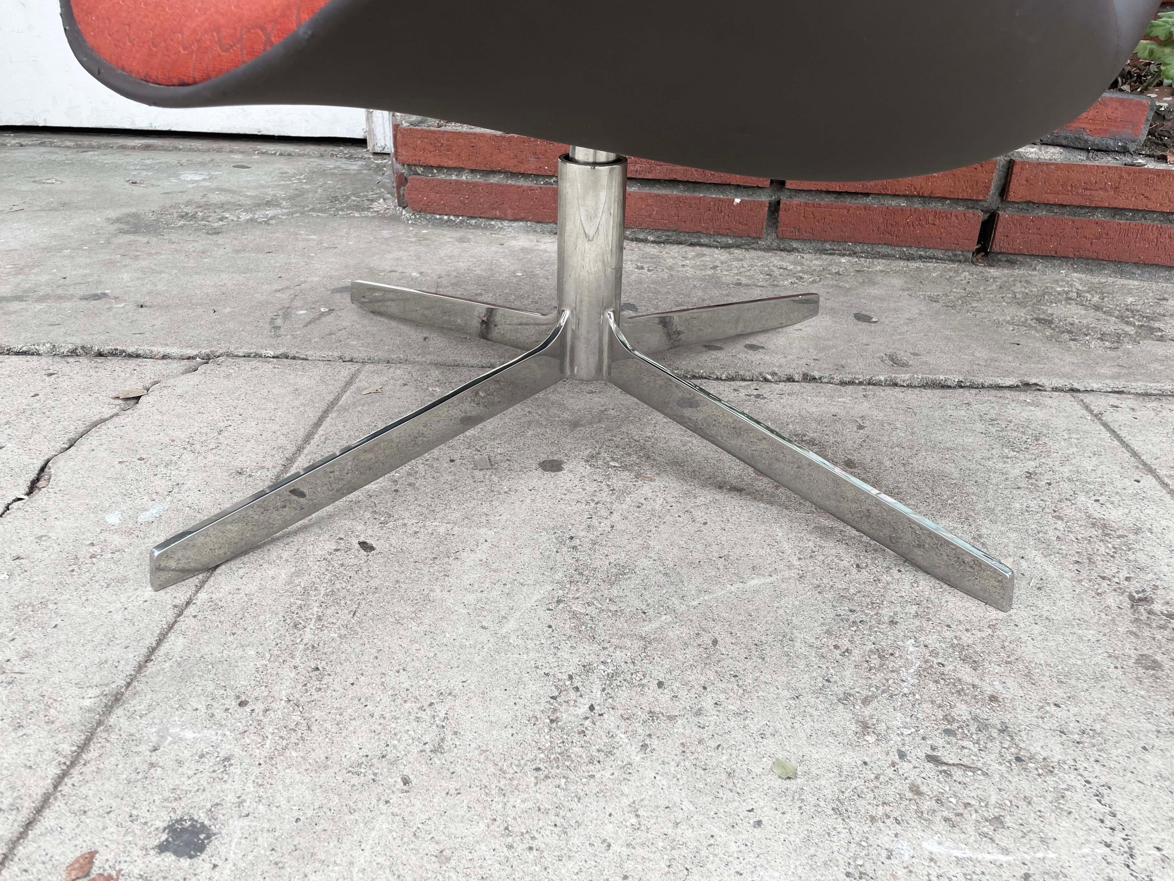 Fauteuils pivotants chromés lourds de style moderne du milieu du siècle dernier par Bernhardt en vente 2