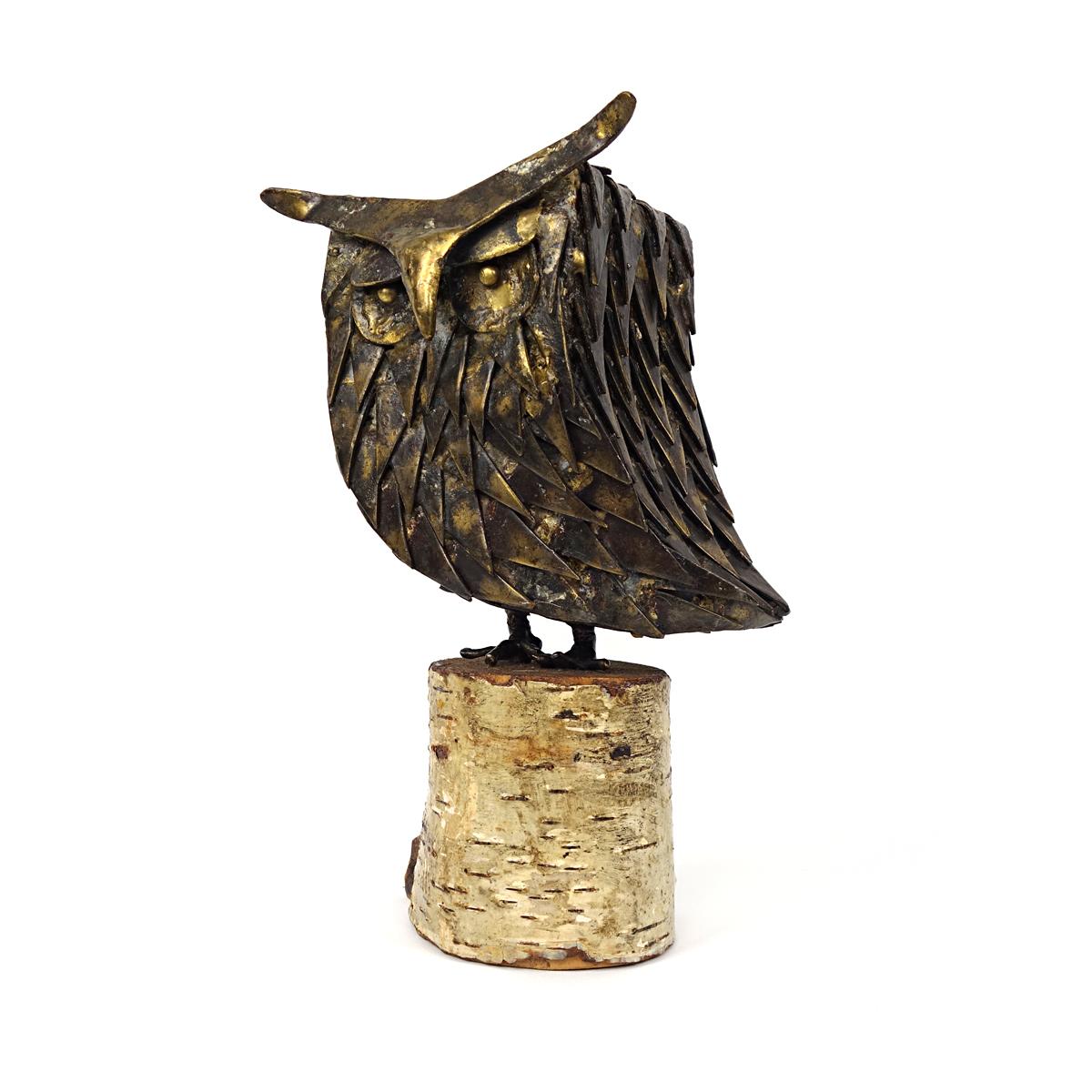 This special mid-century modern piece of art in brutalist style was made ingeniously with its feathers tile-wise all around it. The bird sits firmly on the beech trunk with its short feet, looking into the world with a wise and somewhat amused