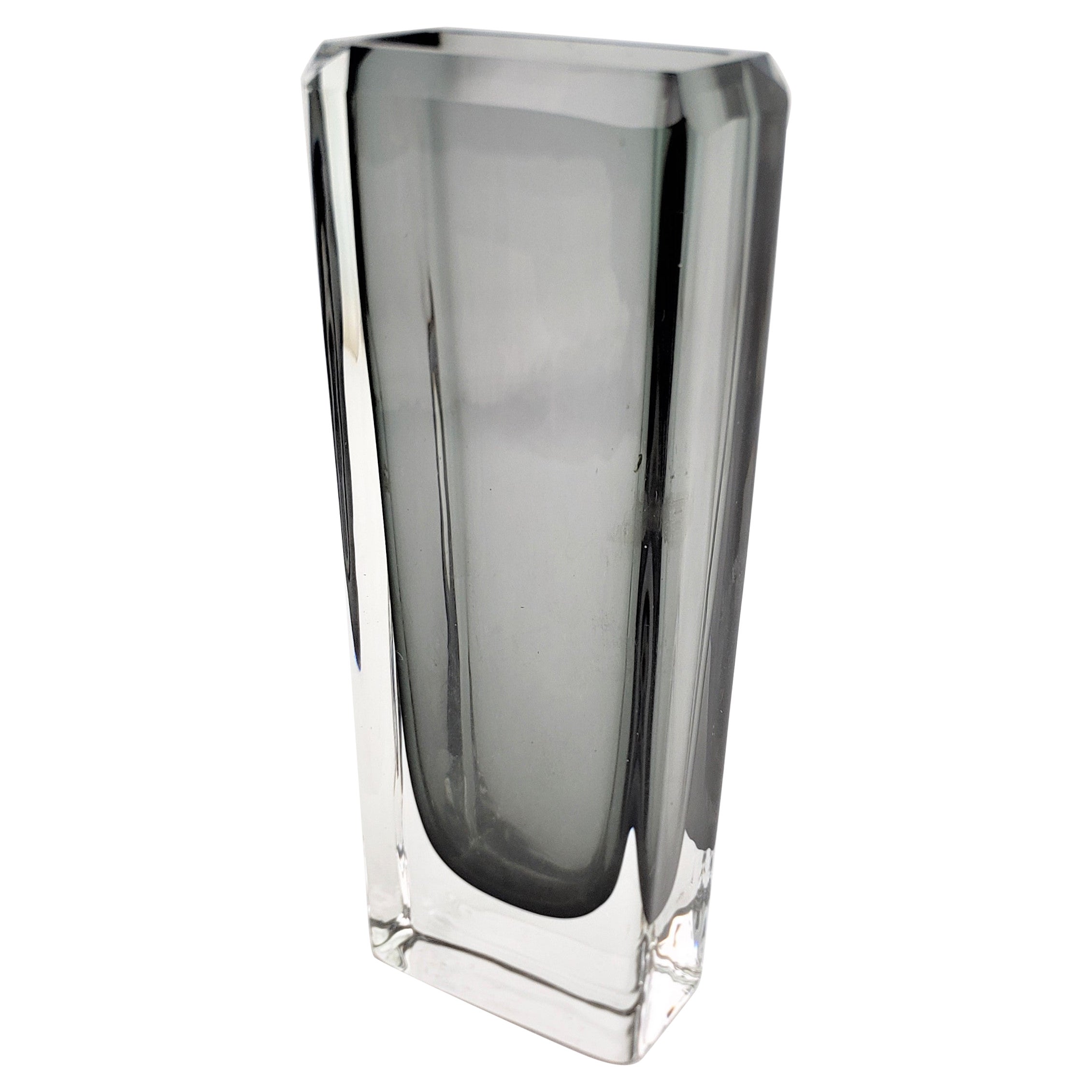 Vase en verre d'art rectangulaire gris foncé et transparent signé par un artiste, moderne du milieu du siècle dernier