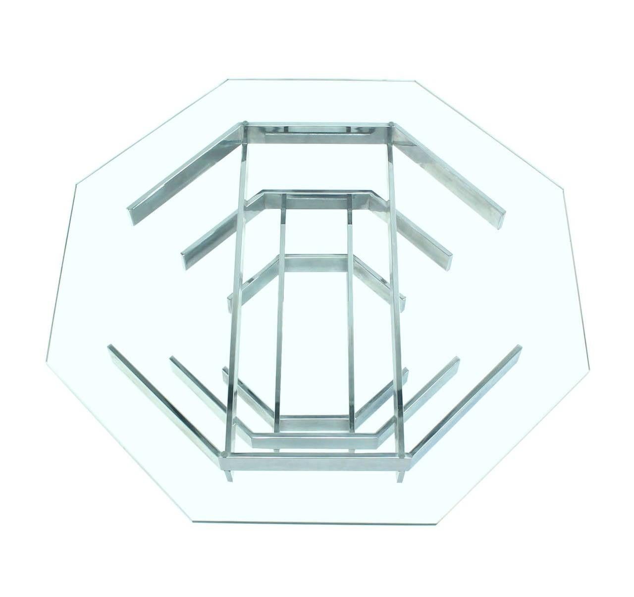 Mid-Century Modern Table basse octogonale à plateau en verre, base chromée, The Moderns  en vente
