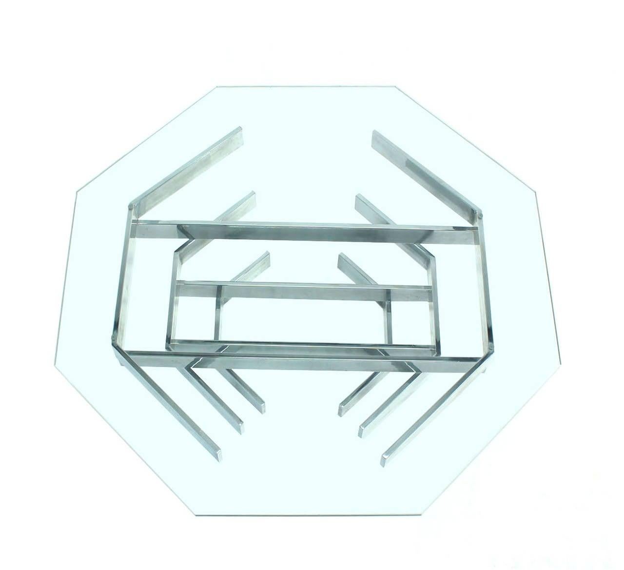 Américain Table basse octogonale à plateau en verre, base chromée, The Moderns  en vente