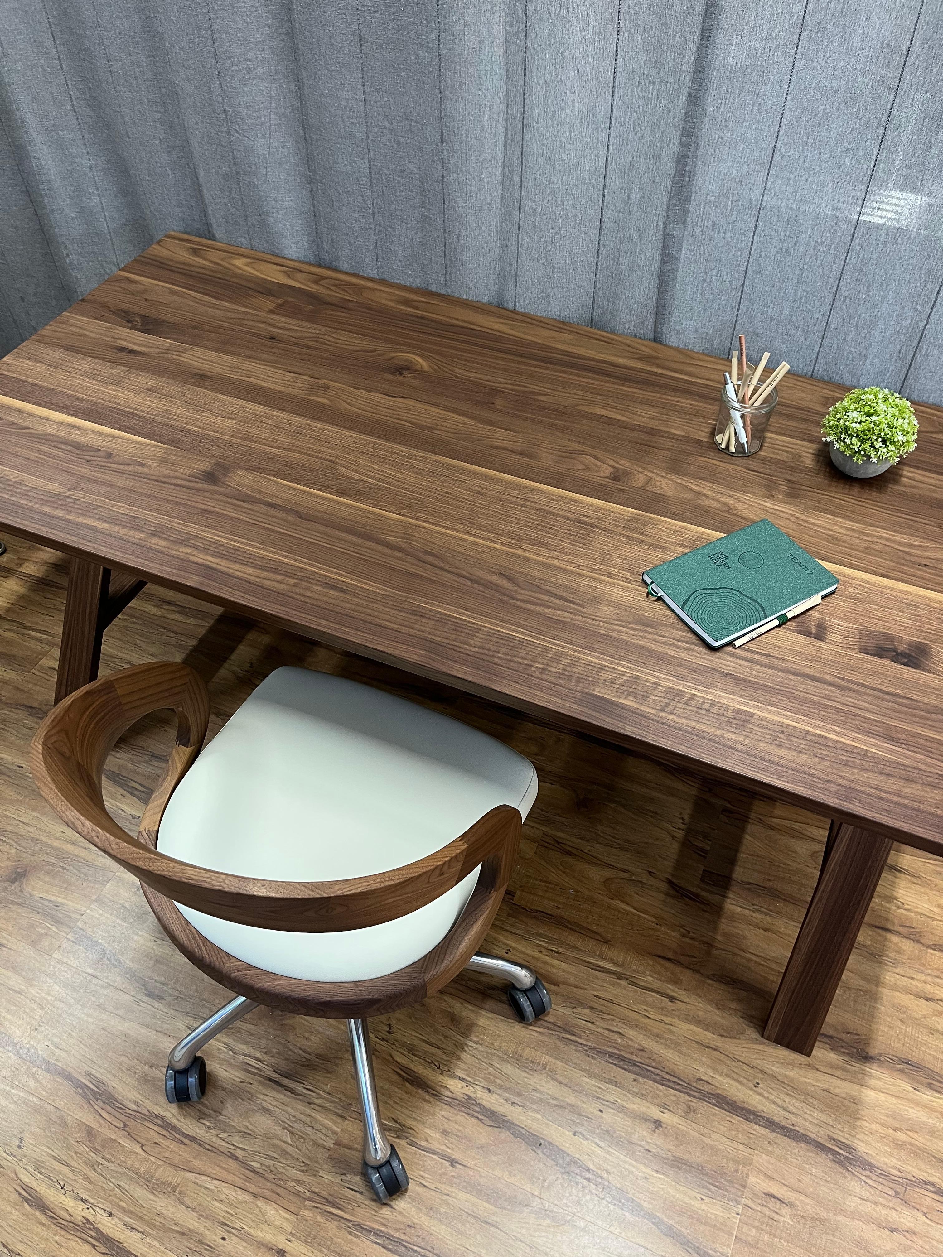 This height-adjustable solid wood walnut desk enables an ergonomic working position for people of every size. The desk height ranges from 26.75in to 31.88in, in increments of 1.25in to enable adjustment to find the perfect height, step by step. It
