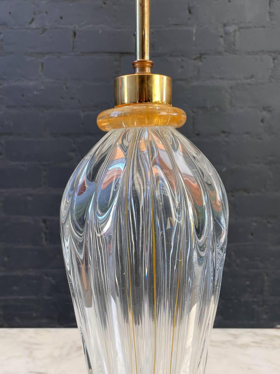 Laiton Lampe de table en verre de Murano, réglable en hauteur, The Moderns en vente