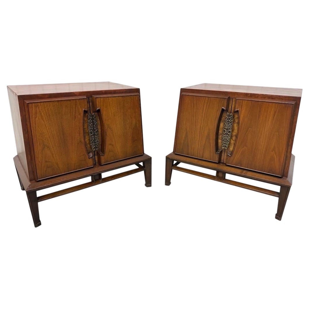 Tables de nuit en noyer Helen Hobey Baker - Lot de 2 en vente
